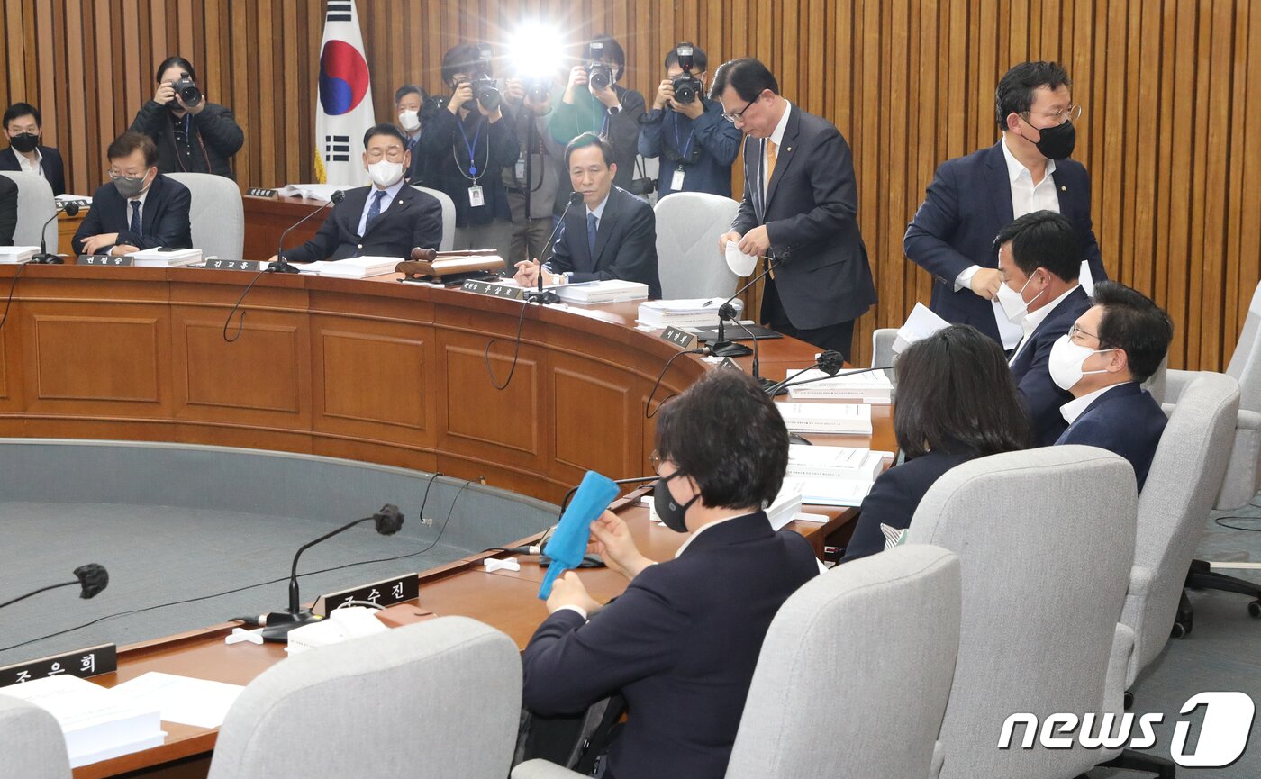 본문 이미지 - 17일 서울 여의도 국회에서 열린국회 용산 이태원 참사 진상규명과 재발방지를 위한 국정조사특별위원회 제9차 전체회의에서 국민의힘 위원들이 이상민 행정안전부 장관 등이 이태원 참사에 책임이 있다는 보고서 내용에 반발하며 퇴장하고 있다. 2023.1.17/뉴스1 ⓒ News1 허경 기자