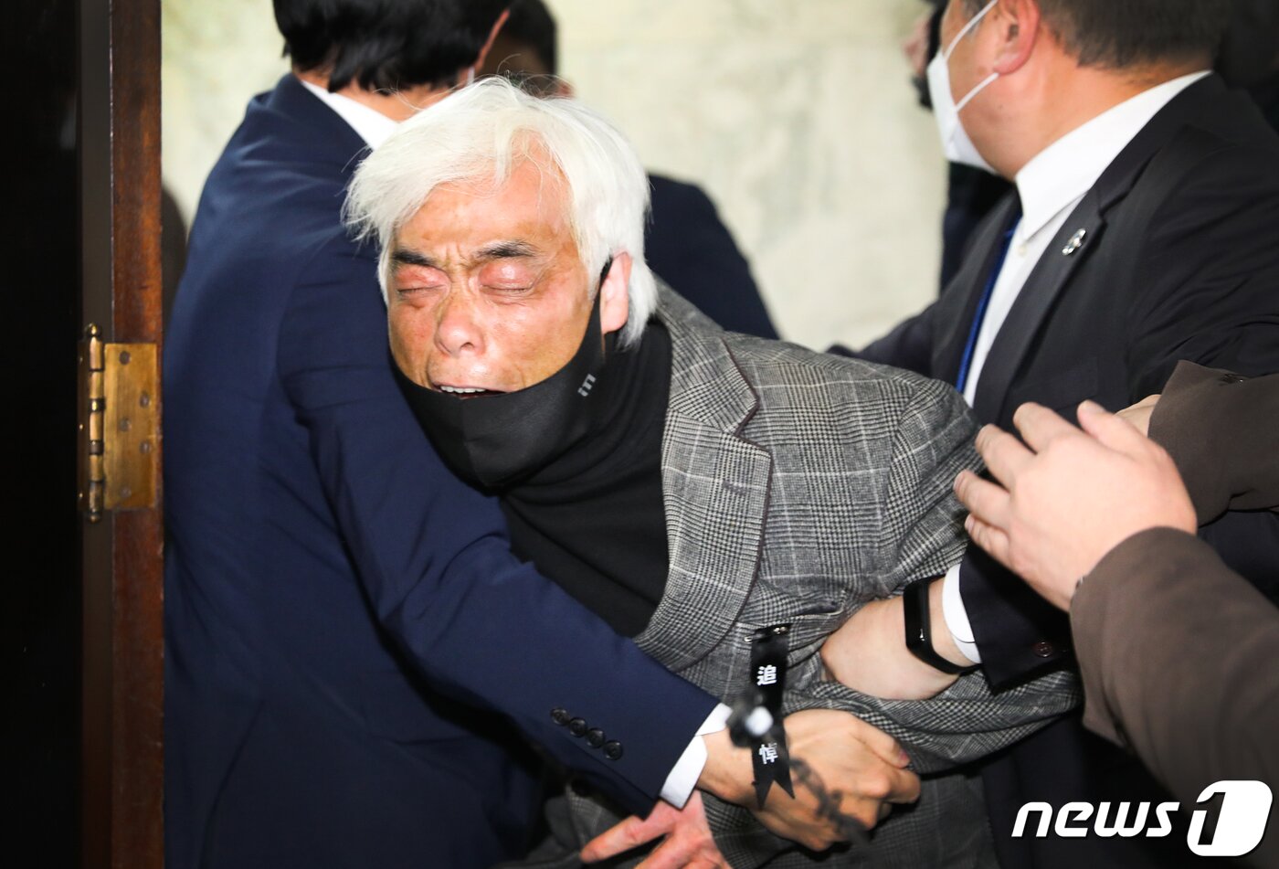 본문 이미지 - 17일 서울 여의도 국회에서 열린국회 용산 이태원 참사 진상규명과 재발방지를 위한 국정조사특별위원회 제9차 전체회의에서 이종철 10·29 이태원 참사 유가족협의회 대표가 조수진 국민의힘 의원의 발언에 항의하고 있다. 2023.1.17/뉴스1 ⓒ News1 허경 기자