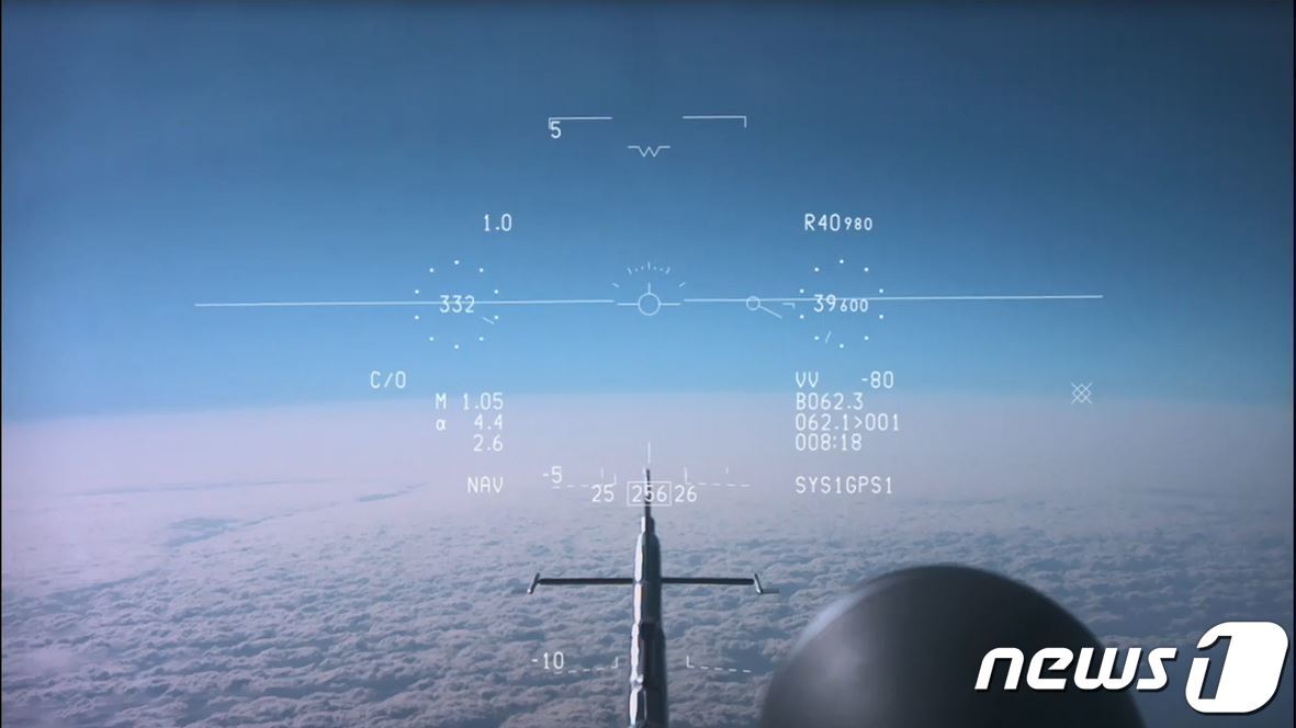 본문 이미지 - 한국형 전투기 KF-21 '보라매'가 시제 1호기가 17일 초음속 비행하고 있다. (방위산업청 제공) 2023.1.17/뉴스1