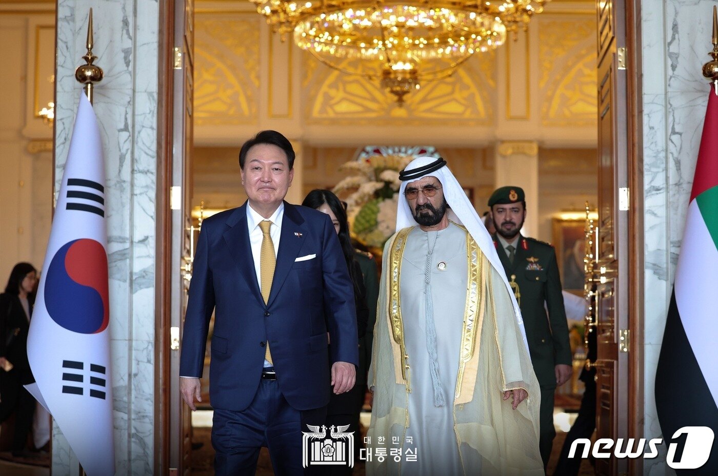 본문 이미지 - 아랍에미리트(UAE)를 국빈 방문 중인 윤석열 대통령이 17일 오후(현지시간) 두바이에서 모하메드 빈 라시드 알 막툼(Mohammed bin Rashid Al Maktoum) UAE 부통령 겸 총리(두바이 통치자)와 면담을 위해 이동하고 있다. (대통령실 페이스북) 2023.1.17/뉴스1 ⓒ News1 안은나 기자