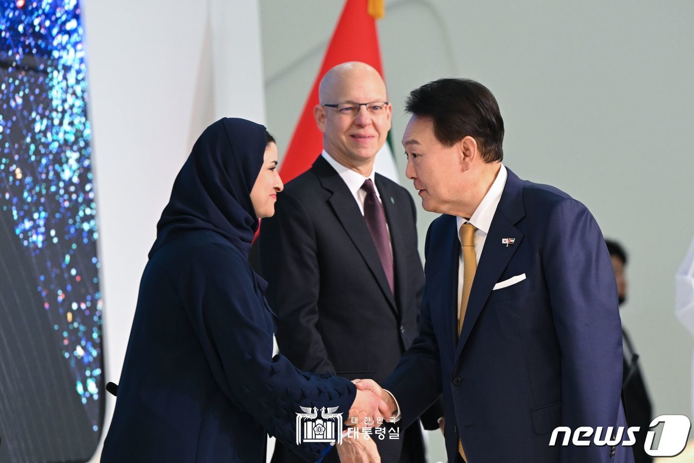 본문 이미지 - 윤석열 대통령이 17일 오전(현지시간) 아랍에미리트(UAE) 두바이 미래박물관에서 열린 미래비전 두바이 포럼에서 참석자들과 인사를 나누고 있다. (대통령실 홈페이지) 2023.1.17/뉴스1 ⓒ News1 안은나 기자