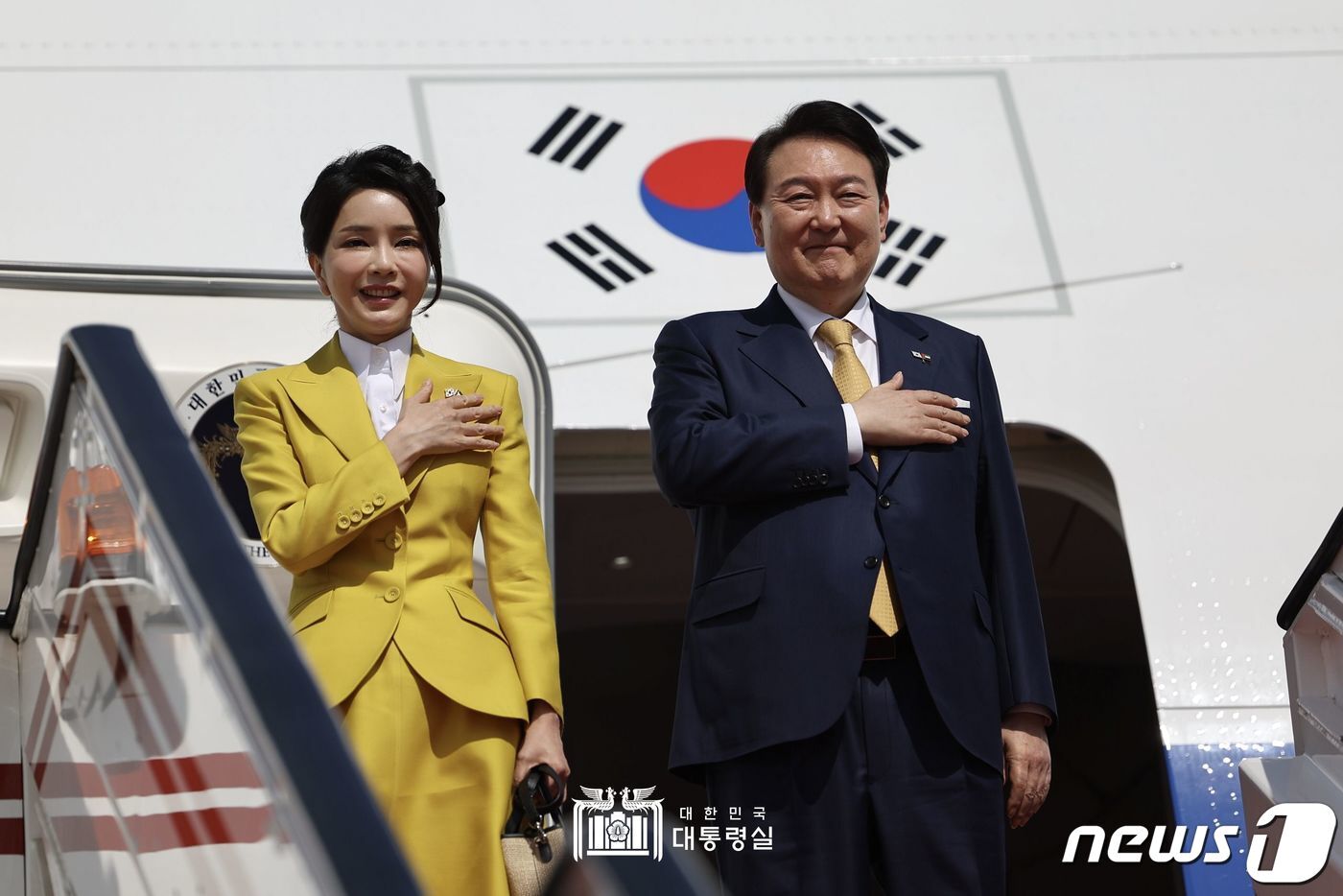 본문 이미지 - 윤석열 대통령과 김건희 여사가 17일 오후(현지시간) 아랍에미리트(UAE) 국빈 방문을 모두 마치고 스위스 다보스포럼에 참석하기 위해 아부다비 공항에서 공군 1호기에 올라 인사하고 있다. (대통령실 홈페이지) 2023.1.17/뉴스1 ⓒ News1 안은나 기자
