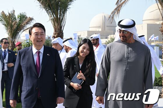 윤석열 대통령과 모하메드 빈 자이드 알 나흐얀 아랍에미리트(UAE) 대통령이 16일 오후(현지시간) UAE 아부다비 알다프라 바라카 원자력 발전소에서 열린 3호기 가동 기념식에 참석하고 있다. (대통령실 제공) 2023.1.18/뉴스1 © News1 안은나 기자