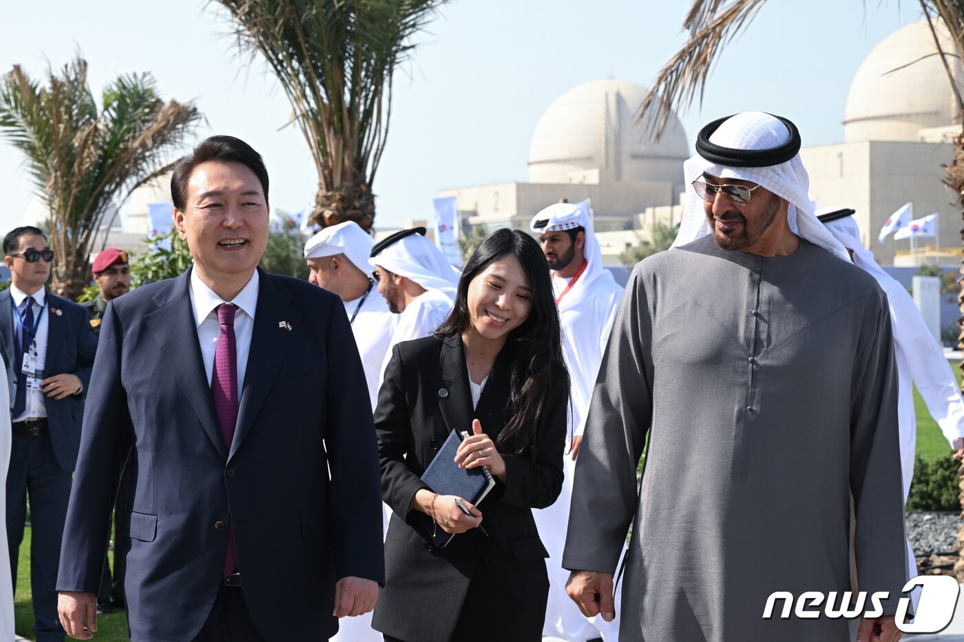 본문 이미지 - 윤석열 대통령과 모하메드 빈 자이드 알 나흐얀 아랍에미리트(UAE) 대통령이 16일 오후(현지시간) UAE 아부다비 알다프라 바라카 원자력 발전소에서 열린 3호기 가동 기념식에 참석하고 있다. (대통령실 제공) 2023.1.18/뉴스1 ⓒ News1 안은나 기자