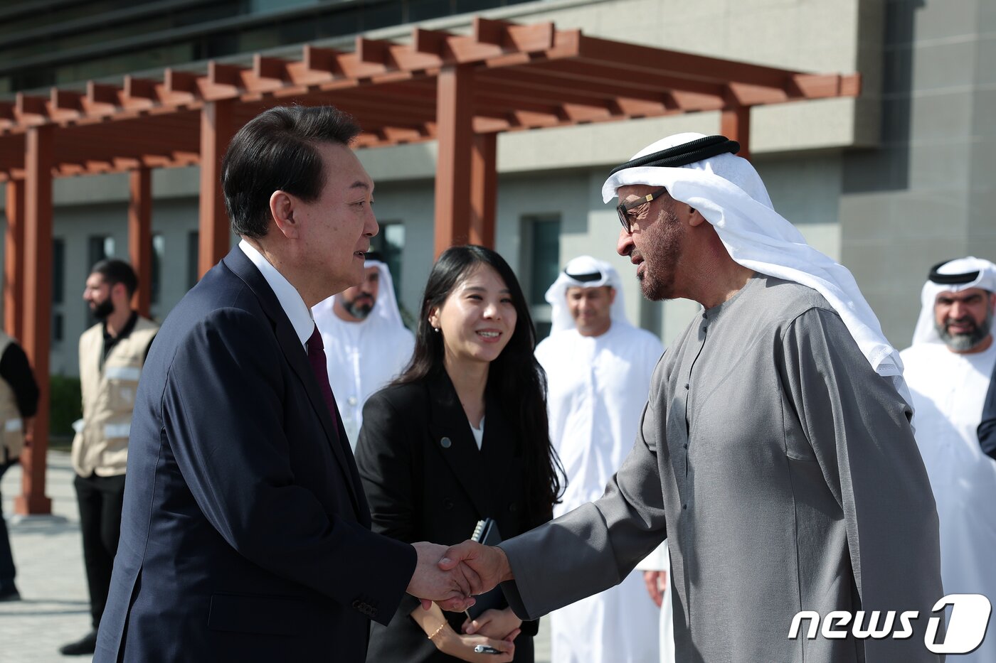 본문 이미지 - 윤석열 대통령과 모하메드 빈 자이드 알 나흐얀 아랍에미리트(UAE) 대통령이 16일 오후(현지시간) UAE 아부다비 알다프라 바라카 원자력 발전소에서 열린 3호기 가동 기념식에서 악수하고 있다. (대통령실 제공) 2023.1.18/뉴스1 ⓒ News1 안은나 기자