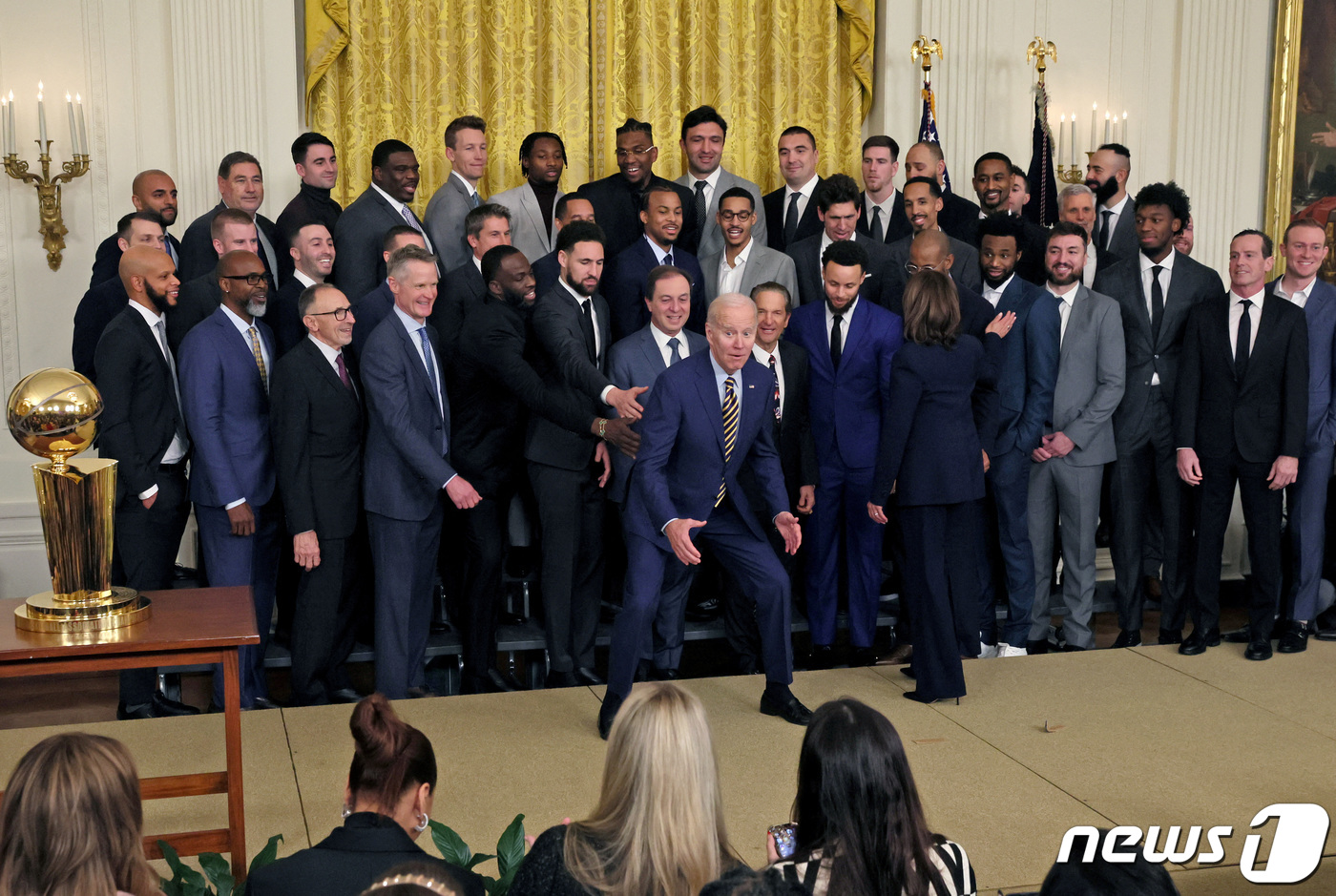 (워싱턴 로이터=뉴스1) 우동명 기자 = 조 바이든 미국 대통령이 17일(현지시간) 워싱턴 백악관에서 열린 NBA 챔피언 골든스테이트 워리어스 선수단 축하 행사서 단체 사진 촬영 …