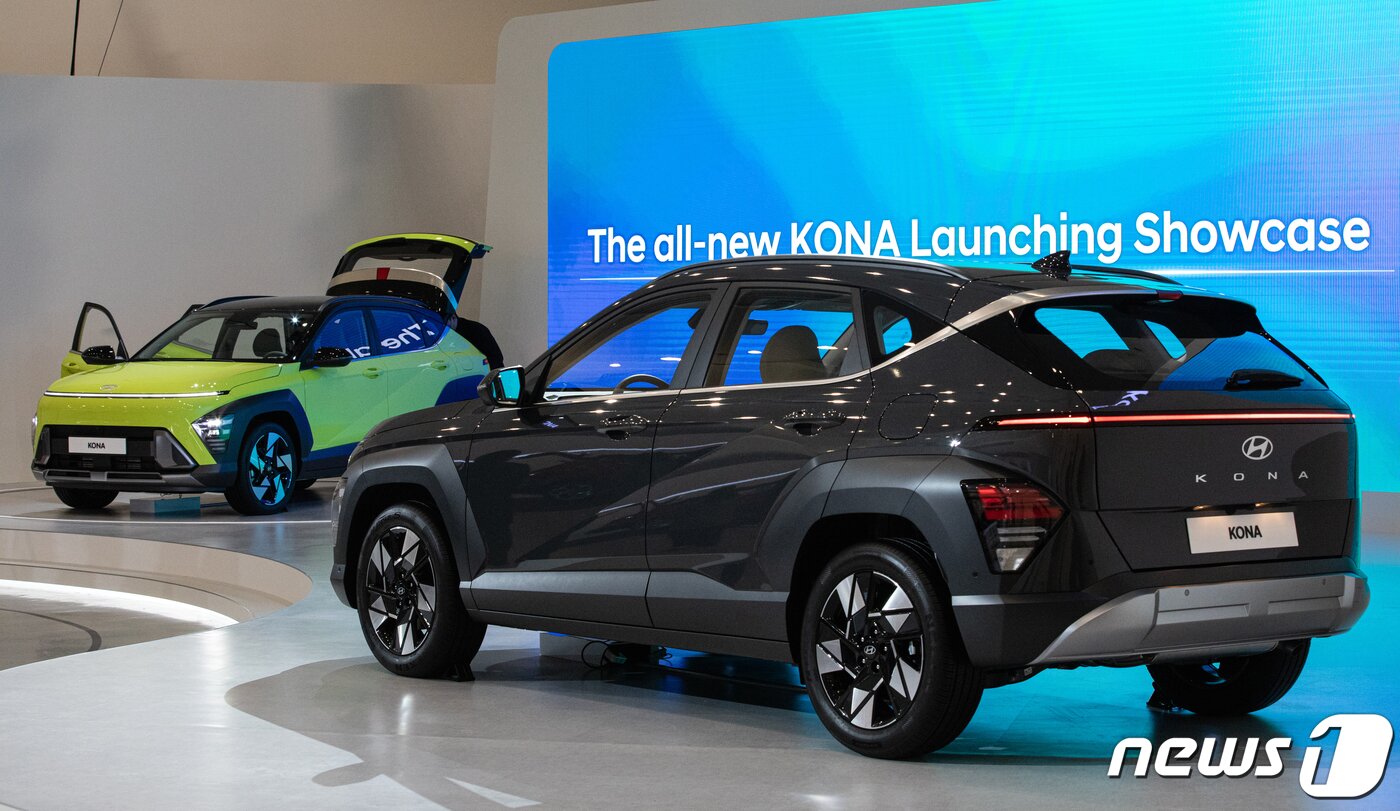 본문 이미지 - 18일 오전 서울 중구 동대문디자인플라자(DDP)에서 열린 현대차 코나 2세대 신형 모델 '디 올 뉴 코나' 발표회에서 취재진들이 차량을 살펴보고 있다. 지난 2017년 출시 이후 5년여 만에 선보이는 완전변경 2세대 모델인 디 올 뉴 코나는 설 연휴 이후부터 내연기관 모델부터 출고를 시작할 예정이다. 2023.1.18/뉴스1 ⓒ News1 이승배 기자