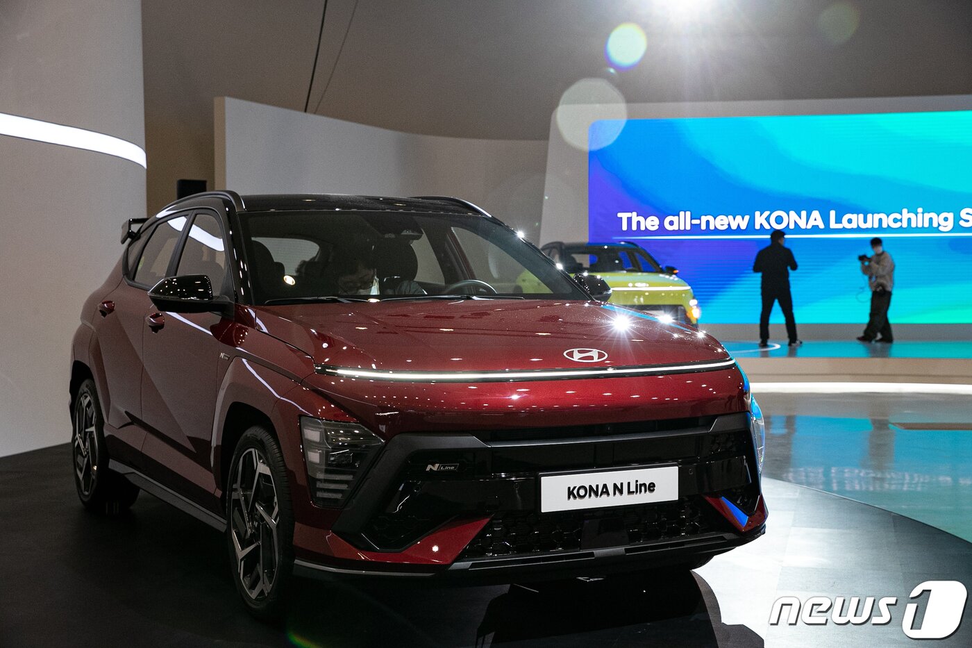본문 이미지 - 18일 오전 서울 중구 동대문디자인플라자(DDP)에서 열린 현대자동차 코나 2세대 신형 모델 '디 올 뉴 코나' 발표회에 차량이 전시돼 있다. 지난 2017년 출시 이후 5년여 만에 선보이는 완전변경 2세대 모델인 디 올 뉴 코나는 설 연휴 이후부터 내연기관 모델부터 출고를 시작할 예정이다. 2023.1.18/뉴스1 ⓒ News1 이승배 기자