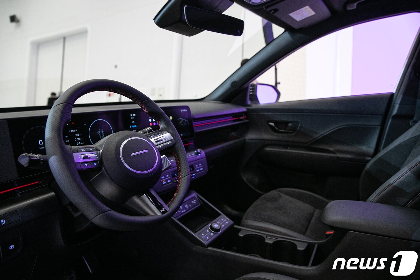 본문 이미지 - 18일 오전 서울 중구 동대문디자인플라자(DDP)에서 열린 현대자동차 코나 2세대 신형 모델 '디 올 뉴 코나' 발표회에 차량이 전시돼 있다. 2023.1.18/뉴스1 ⓒ News1 이승배 기자