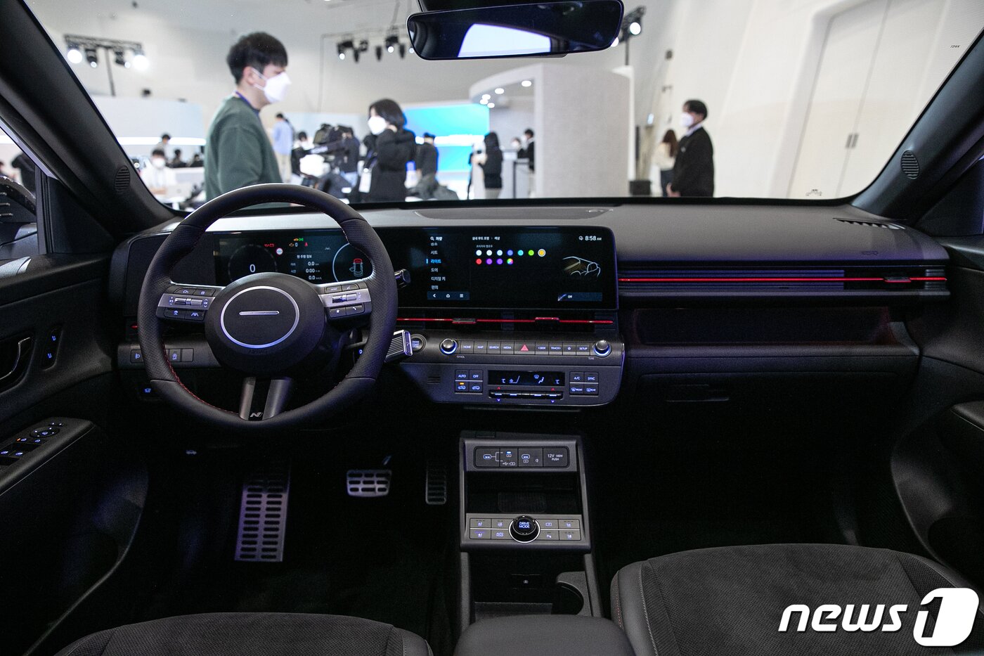 본문 이미지 - 18일 오전 서울 중구 동대문디자인플라자(DDP)에서 열린 현대자동차 코나 2세대 신형 모델 '디 올 뉴 코나' 발표회에 차량이 전시돼 있다. 지난 2017년 출시 이후 5년여 만에 선보이는 완전변경 2세대 모델인 디 올 뉴 코나는 설 연휴 이후부터 내연기관 모델부터 출고를 시작할 예정이다. 2023.1.18/뉴스1 ⓒ News1 이승배 기자