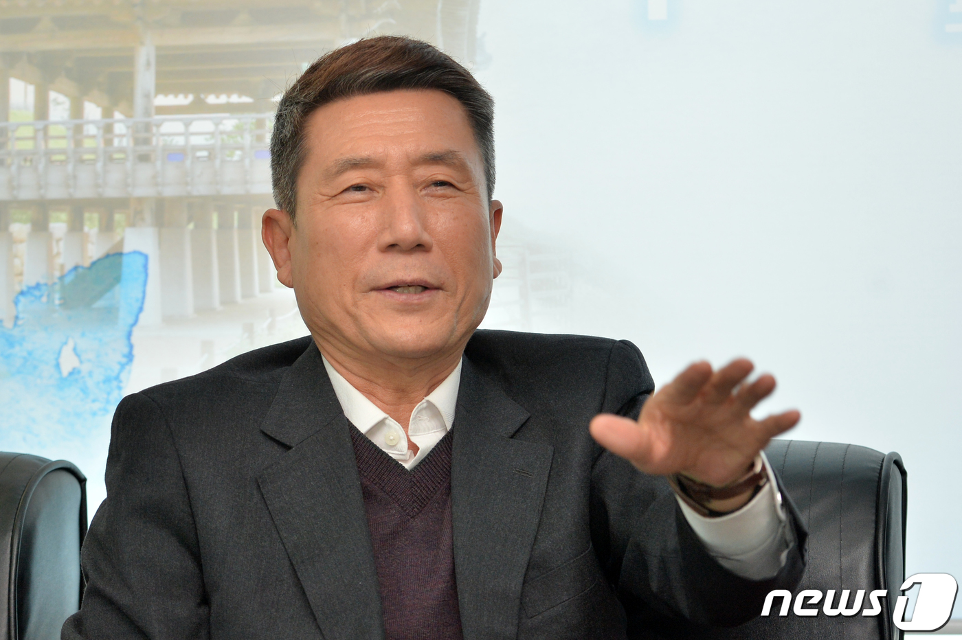 (포항=뉴스1) 최창호 기자 = 이강덕 경북 포항시장이 18일 시청 브리핑 룸에서 미국 방문의 성과에 대해 설명하고 있다. 이 시장은 지난 3일부터 17일까지 미국 방문 과정에서 …