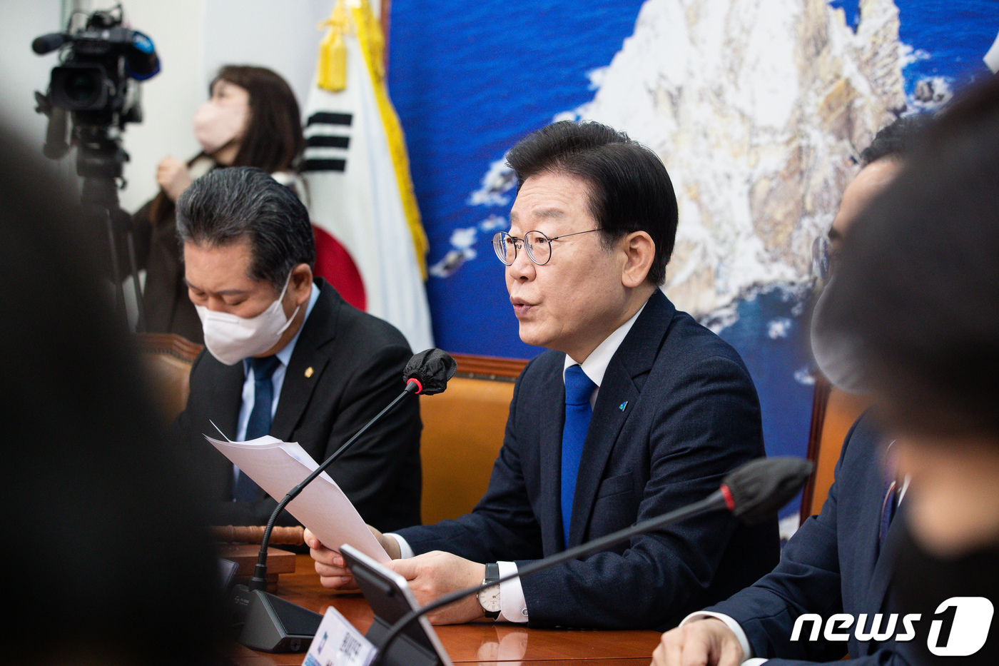 (서울=뉴스1) 유승관 기자 = 이재명 더불어민주당 대표가 18일 서울 여의도 국회에서 열린 최고위원회의에서 모두 발언을 하고 있다. 2023.1.18/뉴스1