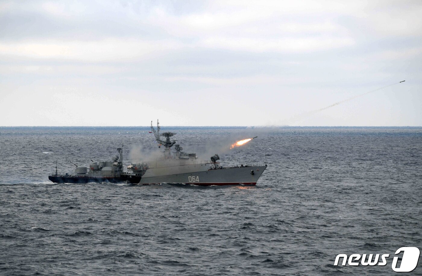 본문 이미지 - 블라디미르 푸틴 러시아 대통령이 참석하고 있는 북부·흑해함대 공동 군사훈련 도중 크림반도 흑해 앞바다에서 대잠초계함 &#39;무로메츠&#39;가 발포하고 있다. 2020.01.09 ⓒ 로이터=뉴스1 ⓒ News1 정윤미 기자