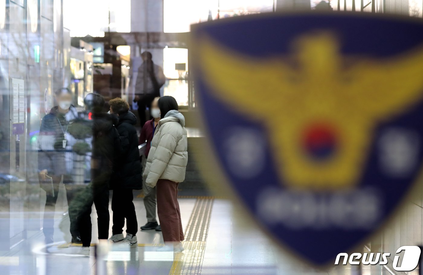 본문 이미지 - 18일 오전 서울 종로구 서울경찰청에 관계자들이 들어가고 있다. 서울서부지검은 김광호 서울경찰청장 집무실과 홍보담당관실을 대상으로 이태원 참사 전후 업무 관련 기록 등을 확보하기 위해 압수수색 중이다. 2023.1.18/뉴스1 ⓒ News1 장수영 기자