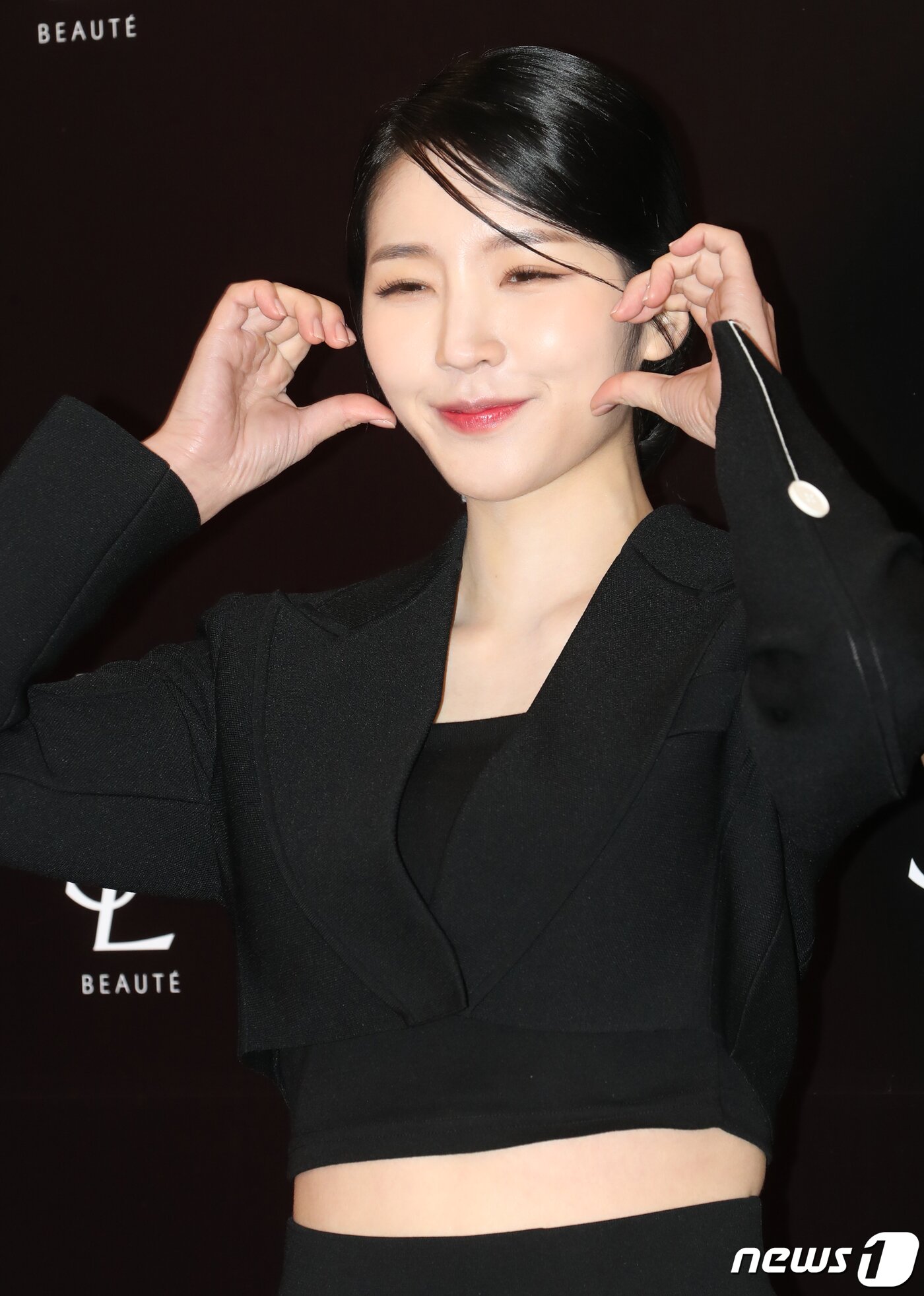 본문 이미지 - ‘환승연애’ 성해은이 18일 오전 서울 중구 롯데백화점 본점에서 열린 ‘입생로랑 뷰티’ 포토 행사에서 앙증맞은 볼 하트를 그리고 있다. ⓒ News1 권현진 기자