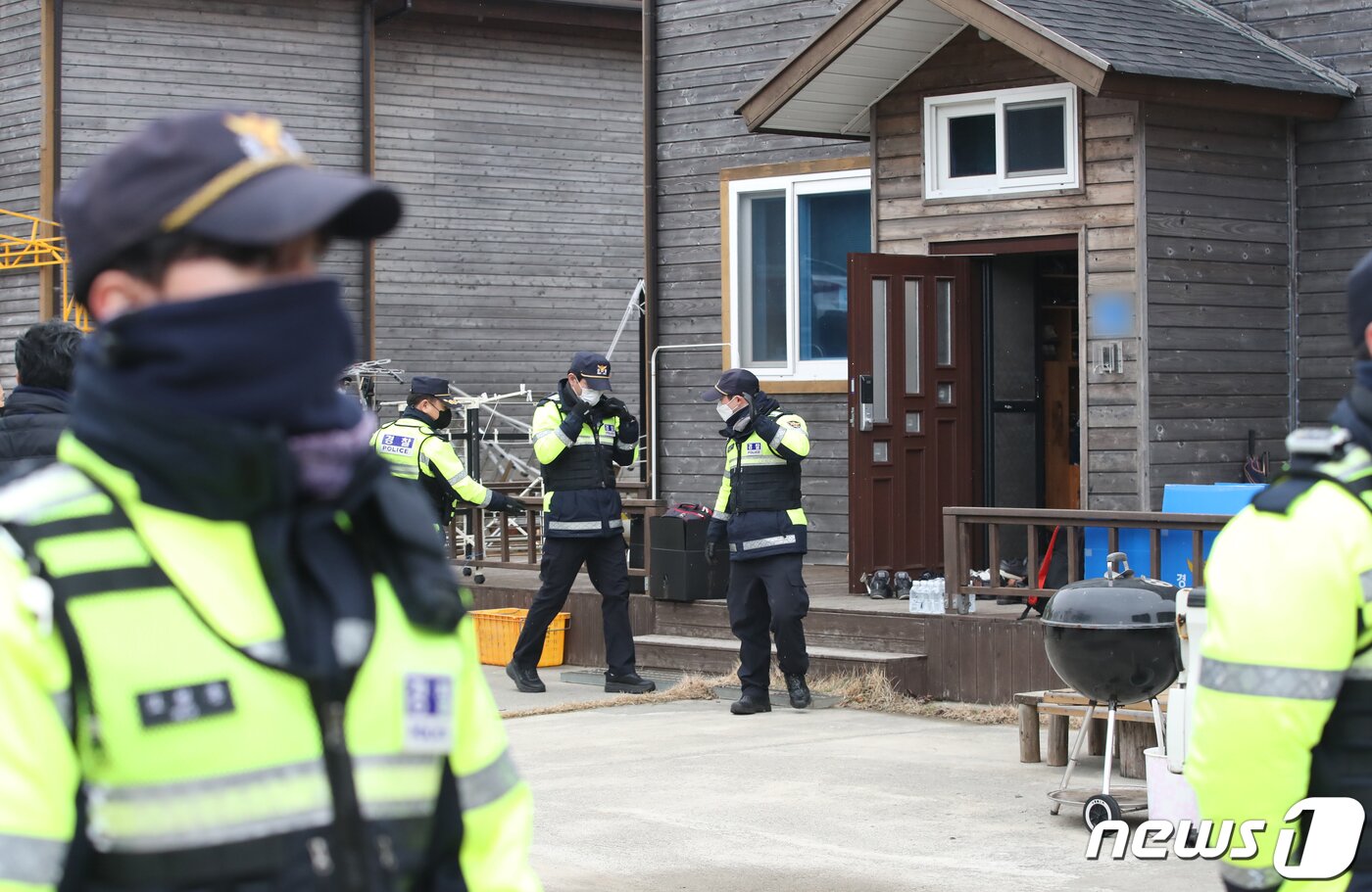 본문 이미지 - 국정원과 경찰이 18일 오전 국가보안법 위반 혐의로 제주평화쉼터를 압수수색하고 있다. 2023.1.18/뉴스1 ⓒ News1 오현지 기자
