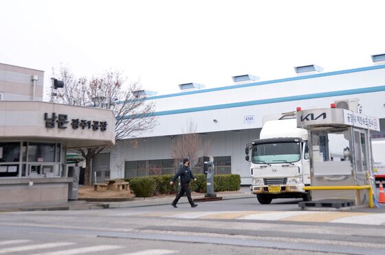 사망사고 발생으로 멈춘 기아 광주3공장, 26일 생산 재개