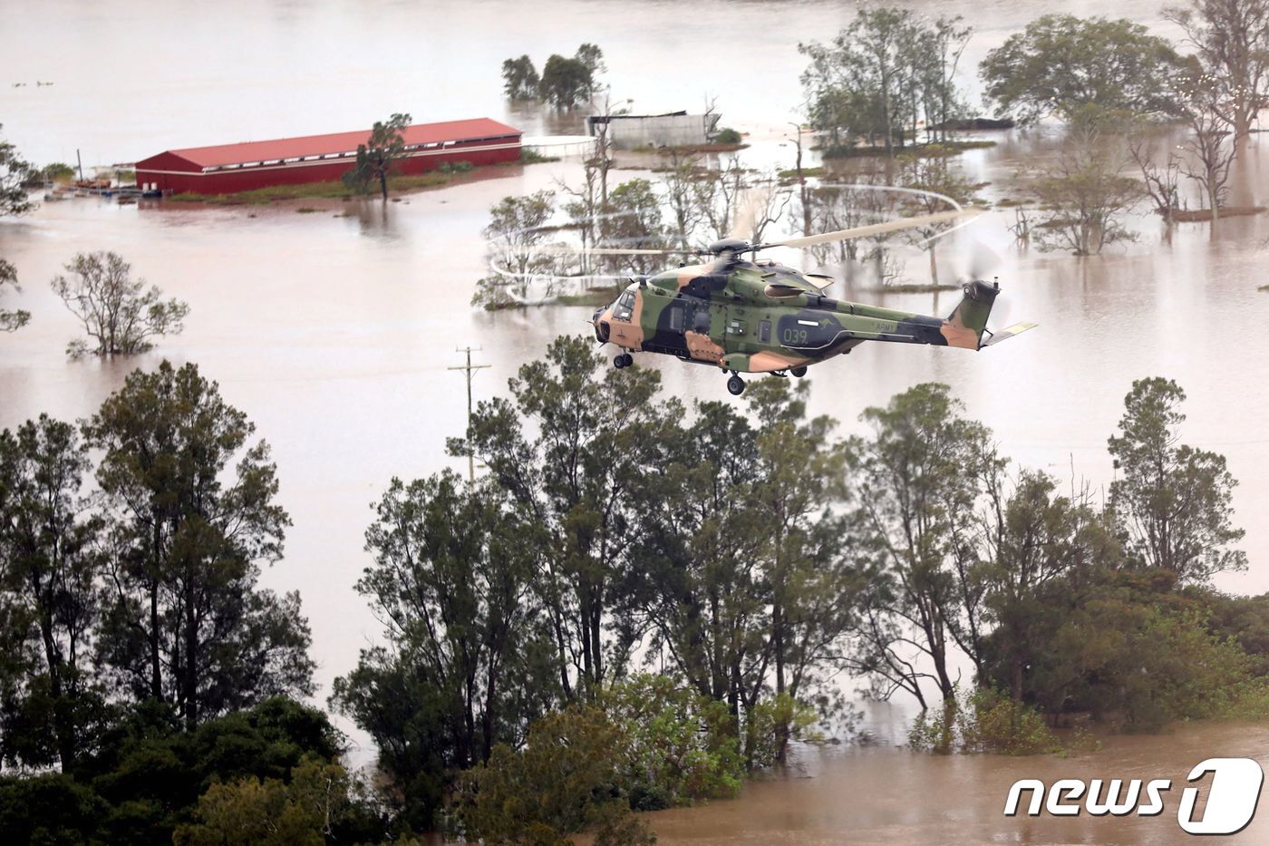 본문 이미지 - 지난해 2월28일 호주 육군이 MRH-90 타이판 헬리콥터로 뉴사우스웨일스주 밸리나의 홍수 피해 지역을 비행하는 모습. 2022.02.28/뉴스1 ⓒ AFP=뉴스1 ⓒ News1 김민수 기자