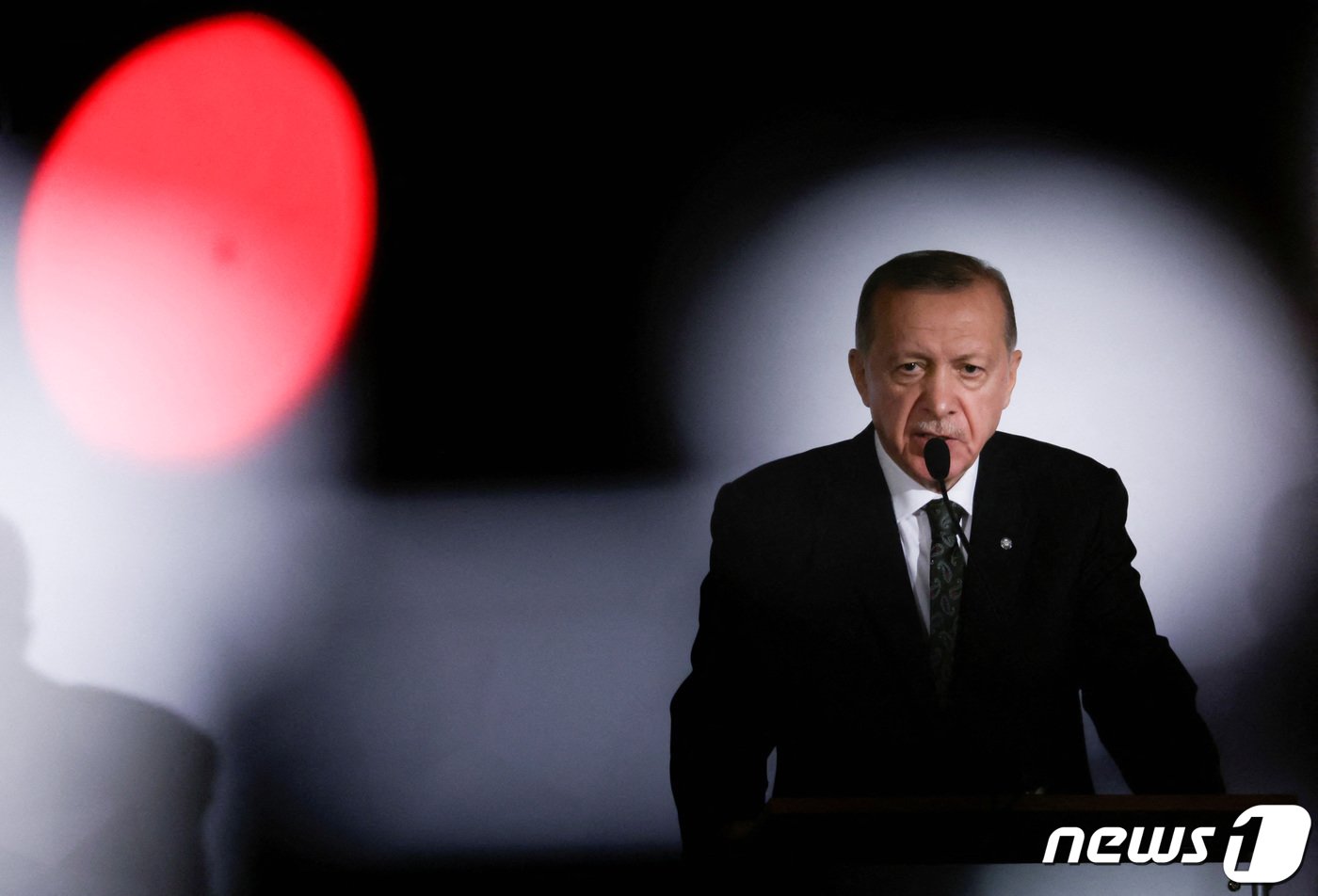 본문 이미지 - 레제프 타이이프 에르도안 튀르키예 대통령이 18일(현지시간) 체코 프라하에서 진행된 EU 회원국 회의에서 발언을 하고 있다. ⓒ 로이터=뉴스1 ⓒ News1 이유진 기자