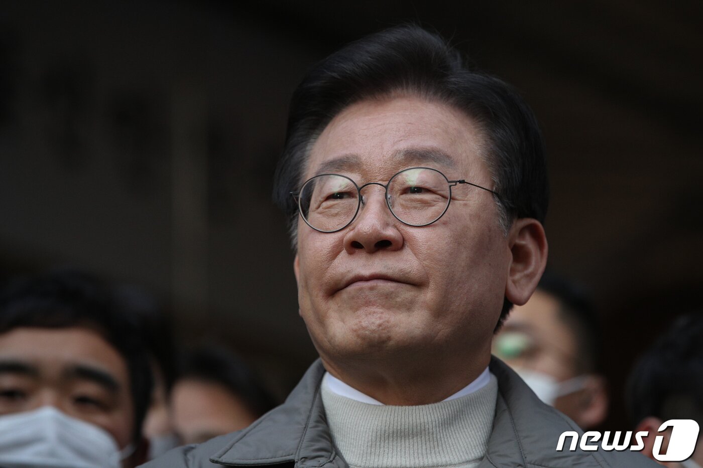 본문 이미지 - 이재명 더불어민주당 대표가 18일 오후 서울 마포구 망원시장을 방문해 시장 상인들을 만난 뒤 검찰 소환에 대한 입장을 밝히던 중 생각에 잠겨 있다. (공동취재) 2022.1.18/뉴스1 ⓒ News1 이재명 기자