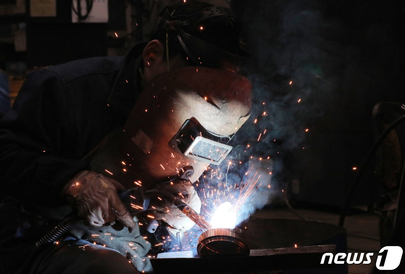 본문 이미지 - 경기도의 한 전문기업에서 노동자가 용접작업을 하고 있다. <자료사진> ⓒ News1 박세연 기자