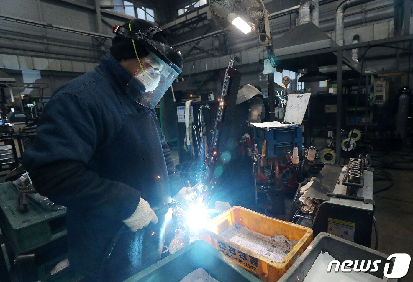 본문 이미지 - 경기도 시흥시 유공압실린더 전문기업에서 노동자가 용접작업을 하고 있다.<자료사진> ⓒ News1 박세연 기자