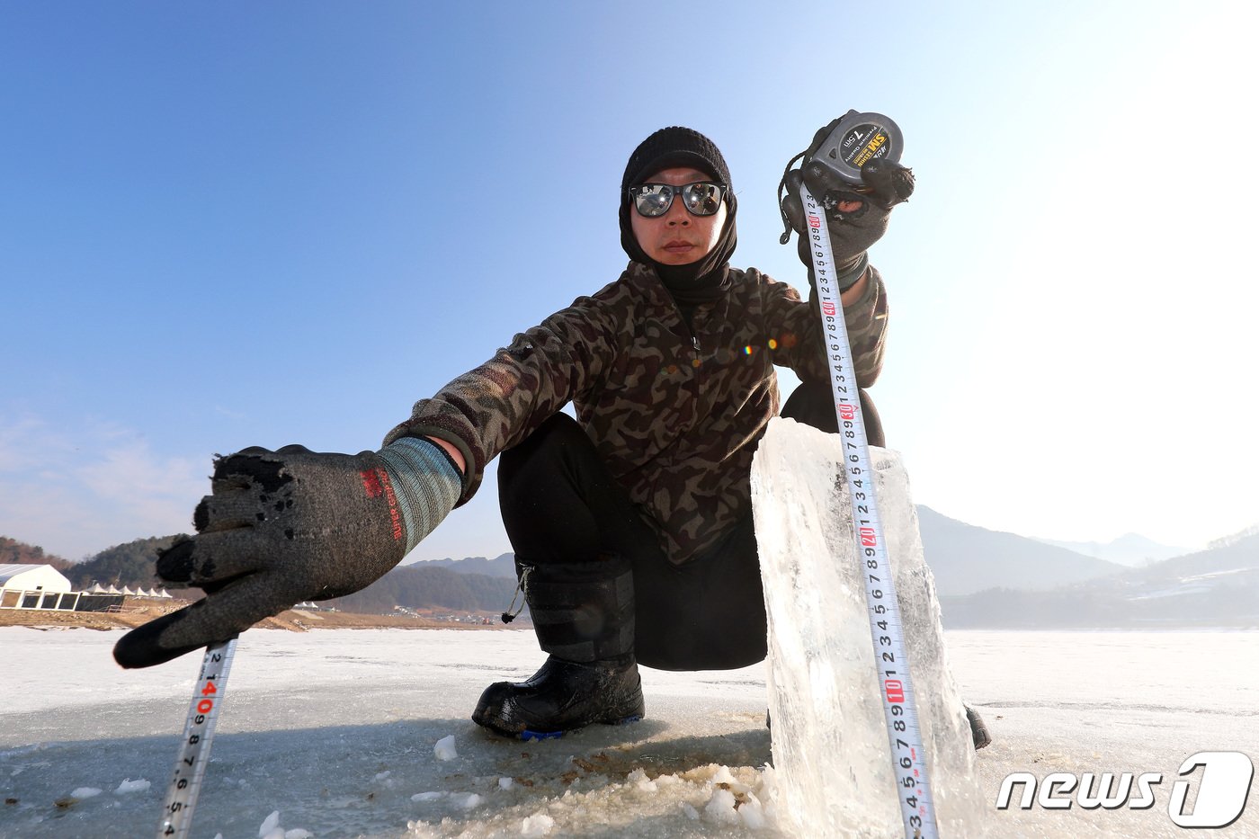 얼음두께 측정하는 인제빙어축제 관계자.&#40;인제군 제공&#41; 2023.1.18/뉴스1