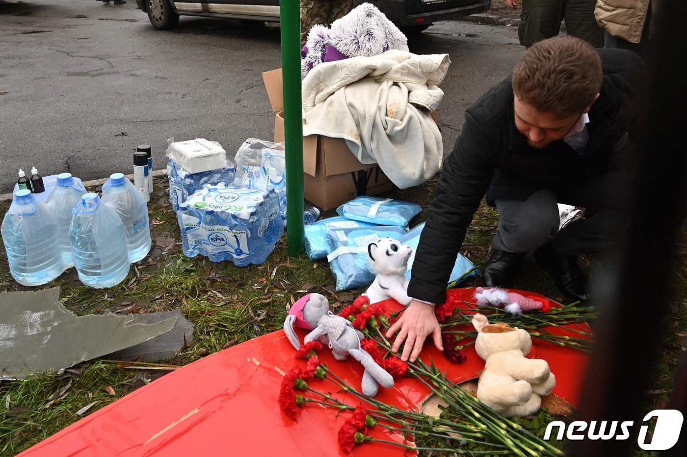 (브로바리 AFP=뉴스1) 우동명 기자 = 18일(현지시간) 키이우 외곽 브로바리에서 헬기가 추락해 데니스 모나스티르스키 우크라이나 내무장관 등 16명이 숨진 현장에 주민이 꽃을 …