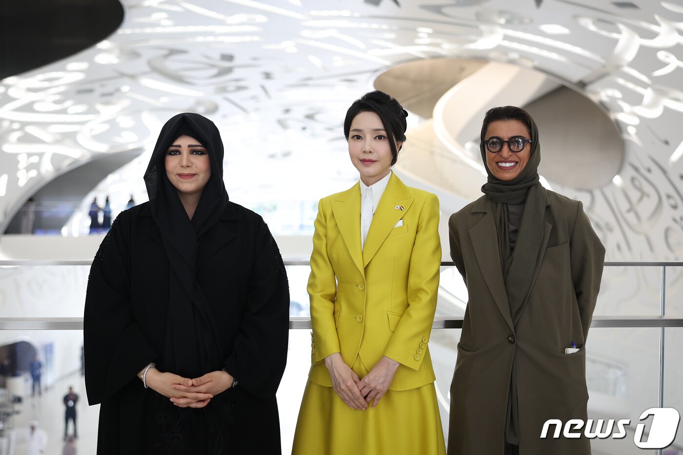 본문 이미지 - 윤석열 대통령 부인 김건희 여사가 17일 오후(현지시간) 아랍에미리트(UAE) 두바이 미래박물관에서 셰이카 라티파 빈트 모하메드 알 막툼 공주와 기념 촬영하고 있다. 라티파 공주는 두바이 통치자인 모하메드 빈 라시드 알 막툼 UAE 부통령 겸 총리의 딸로, 두바이 문화예술청장으로서 문화·예술 정책을 이끌고 있다. (대통령실 제공) 2023.1.19/뉴스1 ⓒ News1 안은나 기자