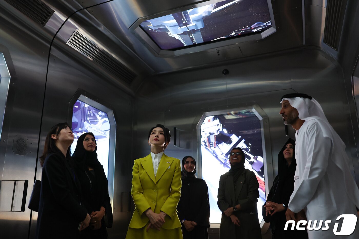 본문 이미지 - 윤석열 대통령 부인 김건희 여사가 17일 오후(현지시간) 아랍에미리트(UAE) 두바이 미래박물관에서 셰이카 라티파 빈트 모하메드 알 막툼 공주를 만나 함께 전시를 둘러보고 있다 라티파 공주는 두바이 통치자인 모하메드 빈 라시드 알 막툼 UAE 부통령 겸 총리의 딸로, 두바이 문화예술청장으로서 문화·예술 정책을 이끌고 있다. (대통령실 제공) 2023.1.19/뉴스1 ⓒ News1 안은나 기자