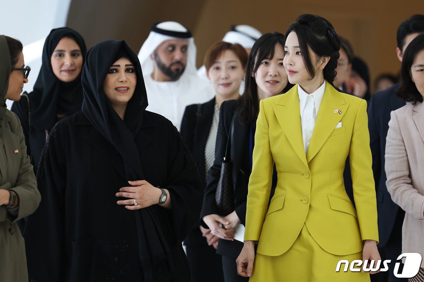 본문 이미지 - 윤석열 대통령 부인 김건희 여사가 17일 오후(현지시간) 아랍에미리트(UAE) 두바이 미래박물관에서 셰이카 라티파 빈트 모하메드 알 막툼 공주와 환담을 나누고 있다. 라티파 공주는 두바이 통치자인 모하메드 빈 라시드 알 막툼 UAE 부통령 겸 총리의 딸로, 두바이 문화예술청장으로서 문화·예술 정책을 이끌고 있다. (대통령실 제공) 2023.1.19/뉴스1 ⓒ News1 안은나 기자
