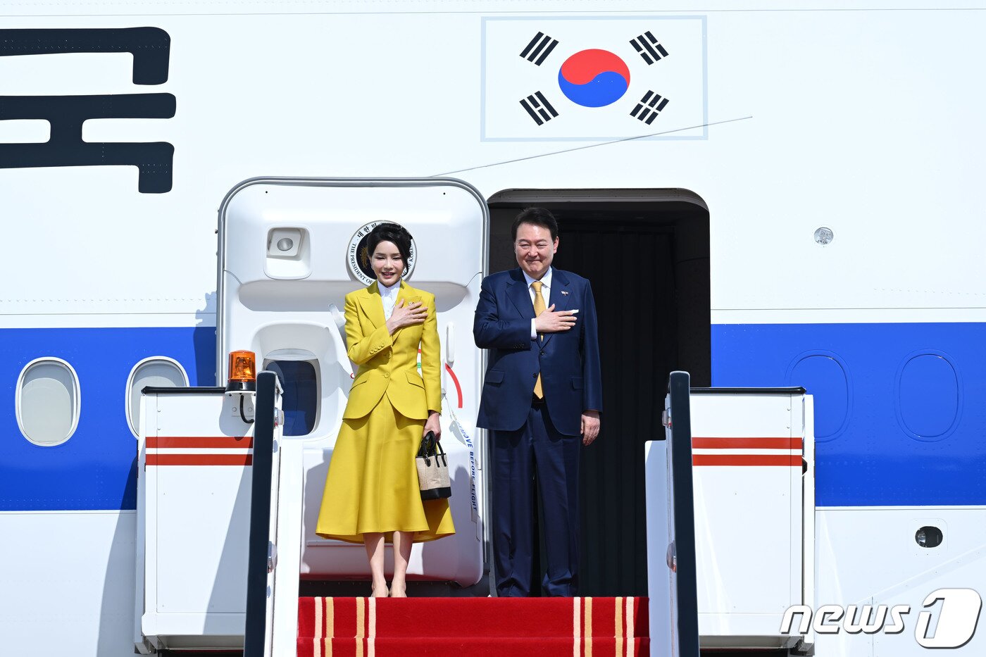 본문 이미지 - 윤석열 대통령과 김건희 여사가 17일 오후&#40;현지시간&#41; 아랍에미리트&#40;UAE&#41; 국빈 방문을 마치고 스위스로 이동하기 위해 두바이 공항에서 공군 1호기에 올라 가슴에 손을 얹고 인사하고 있다. &#40;대통령실 제공&#41; 2023.1.19/뉴스1 ⓒ News1 안은나 기자