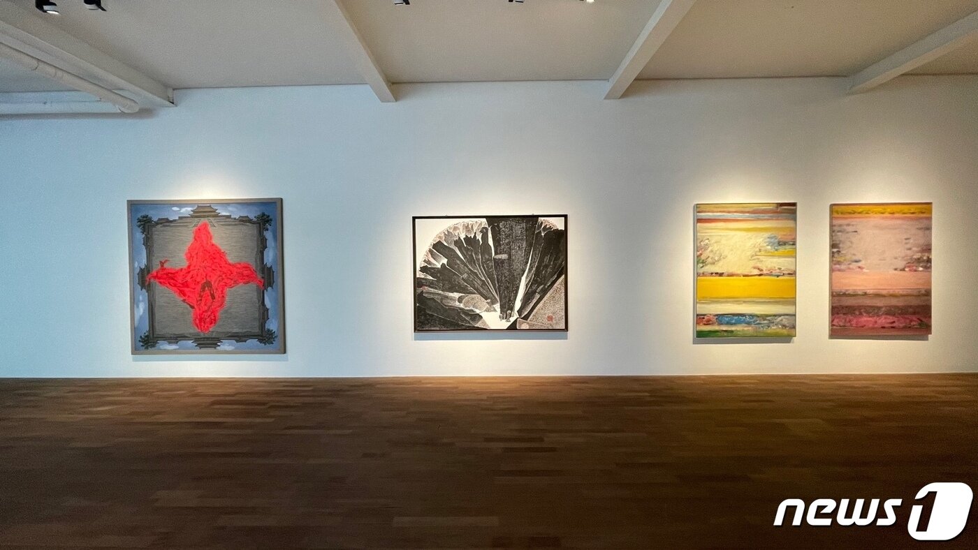 본문 이미지 -  가나문화재단 '소장품전 2022' 전시 모습. 임옥상, 문미애의 작품 등이 보인다. ⓒ 뉴스1 김일창 기자.