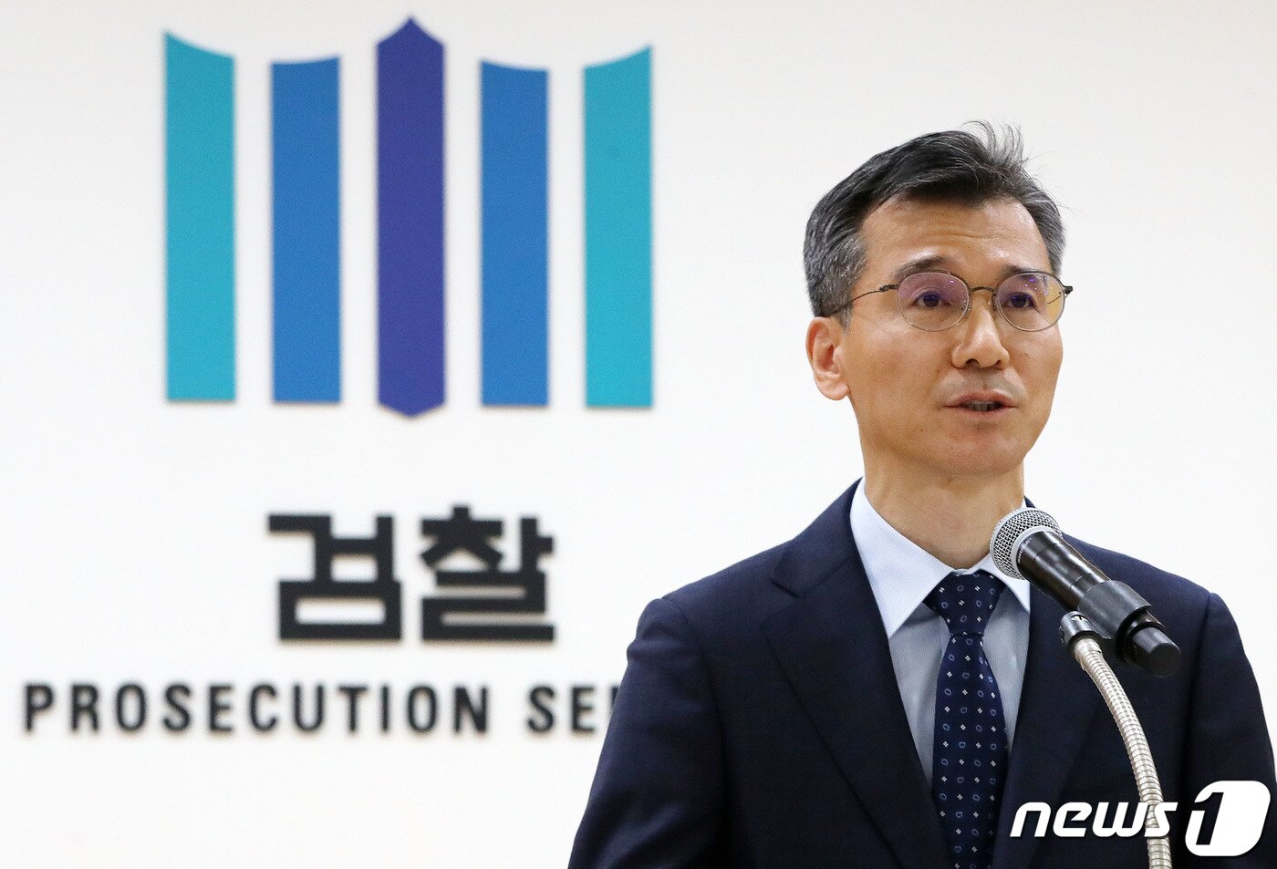 본문 이미지 - 김성동 의정부지방검찰청 고양지청 인권보호관이 19일 경기도 고양시 의정부지검 고양지청에서 동거녀A씨와 택시기사B씨 살해혐의로 구속 송치된 이기영에 대한 수사 결과를 발표하고 있다. 검찰은 이기영이 재범 위험이 높은 사이코패스로 기존에 적용됐던 강도살인 및 사체은닉 등의 혐의 외에 보복살인 및 사문서위조 등의 혐의를 추가로 밝혀냈으며 강도살인 및 특정범죄가중처벌에 관한 법률상 보복살인 등의 혐의로 이씨를 구속기소했다고 밝혔다. 2023.1.19/뉴스1 ⓒ News1 박세연 기자