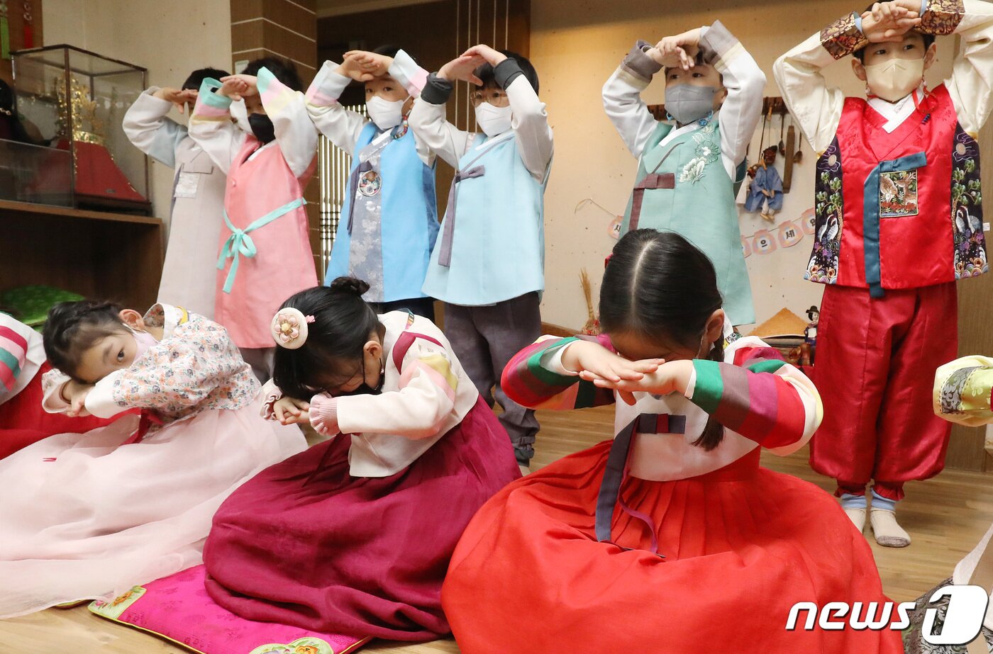 본문 이미지 - 설 연휴를 이틀 앞둔 19일 오전 대구 북구 대원유치원에서 한복을 곱게 차려입은 어린이들이 세배하는 법을 배우고 있다. 2023.1.19/뉴스1 ⓒ News1 공정식 기자
