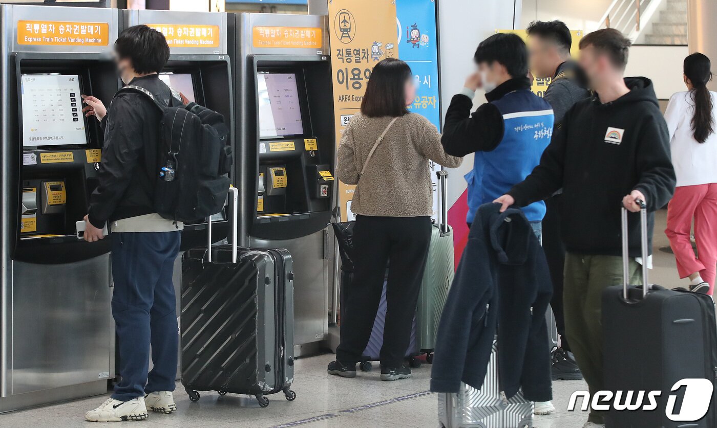 본문 이미지 - 19일 오전 인천국제공항 내 공항철도 인천공항 1터미널역에서 여행객들이 공항철도를 이용하고 있다. 2023.1.19/뉴스1 ⓒ News1 임세영 기자