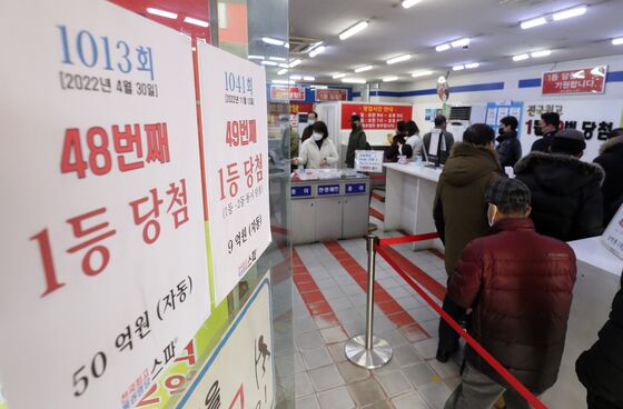 "눈에 띈 복권, 홀리듯 구매"…1등 '5억 잭팟' 당첨자 사연 눈길