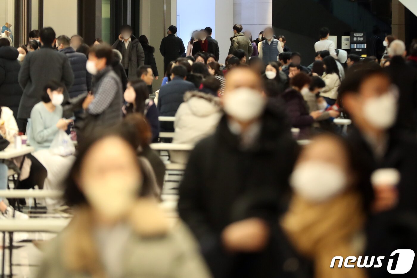 본문 이미지 - 19일 서울 시내 한 대형쇼핑몰에서 고객들이 발걸음을 옮기고 있다. 2023.1.19/뉴스1 ⓒ News1 황기선 기자