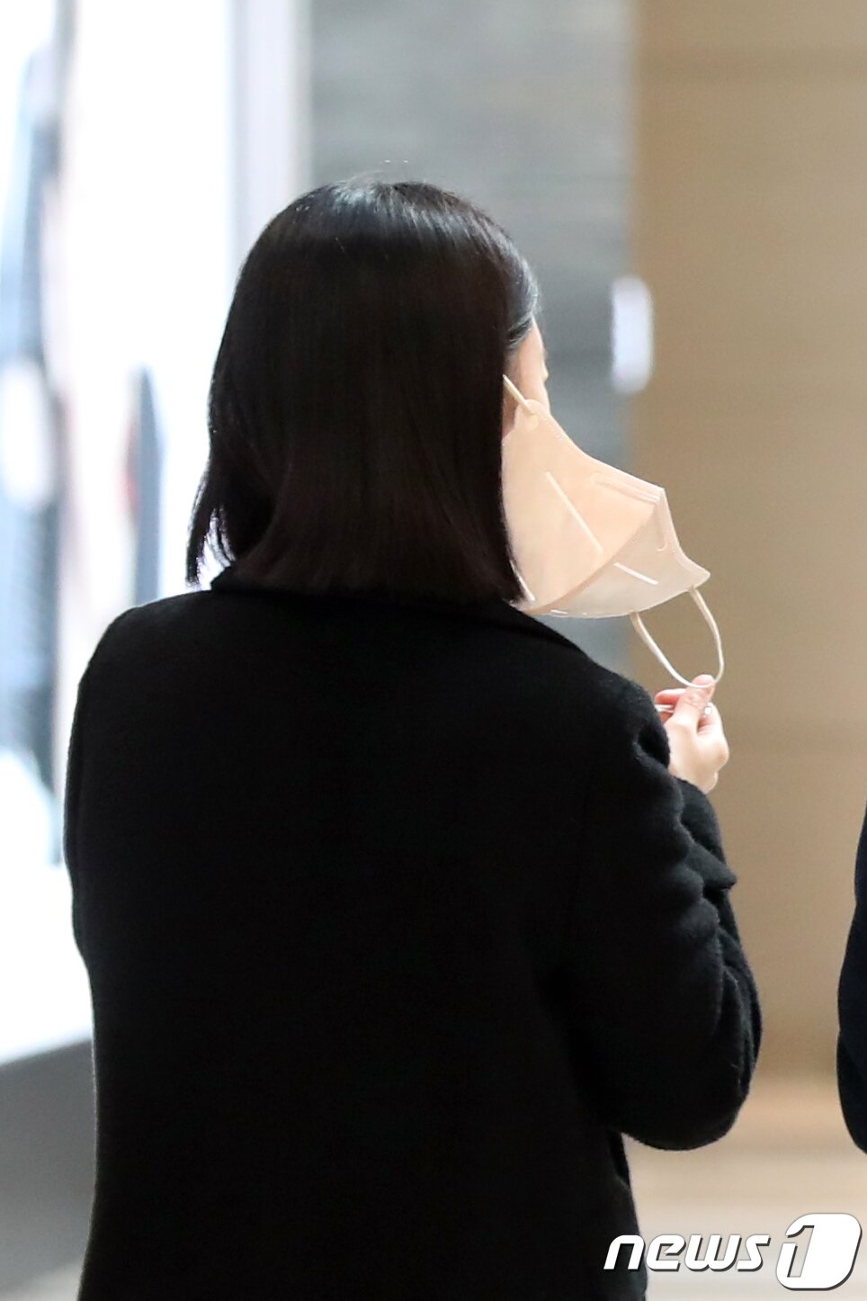 본문 이미지 - 19일 서울 시내 한 대형쇼핑몰에서 고객이 마스크를 벗고 음료를 마시며 발걸음을 옮기고 있다.  2023.1.19/뉴스1 ⓒ News1 황기선 기자
