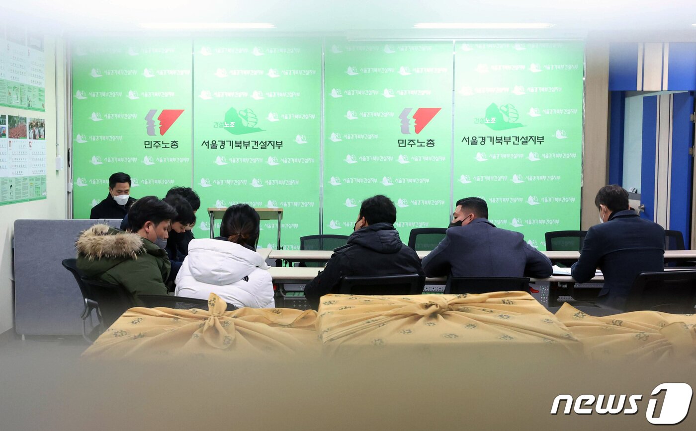 본문 이미지 - 19일 건설현장 불법행위와 관련해 압수수색이 진행 중인 서울 영등포구 민주노총 건설노조 서울경기북부지부에서 경찰 관계자들이 대기하고 있다. 2023.1.19/뉴스1 ⓒ News1 김민지 기자
