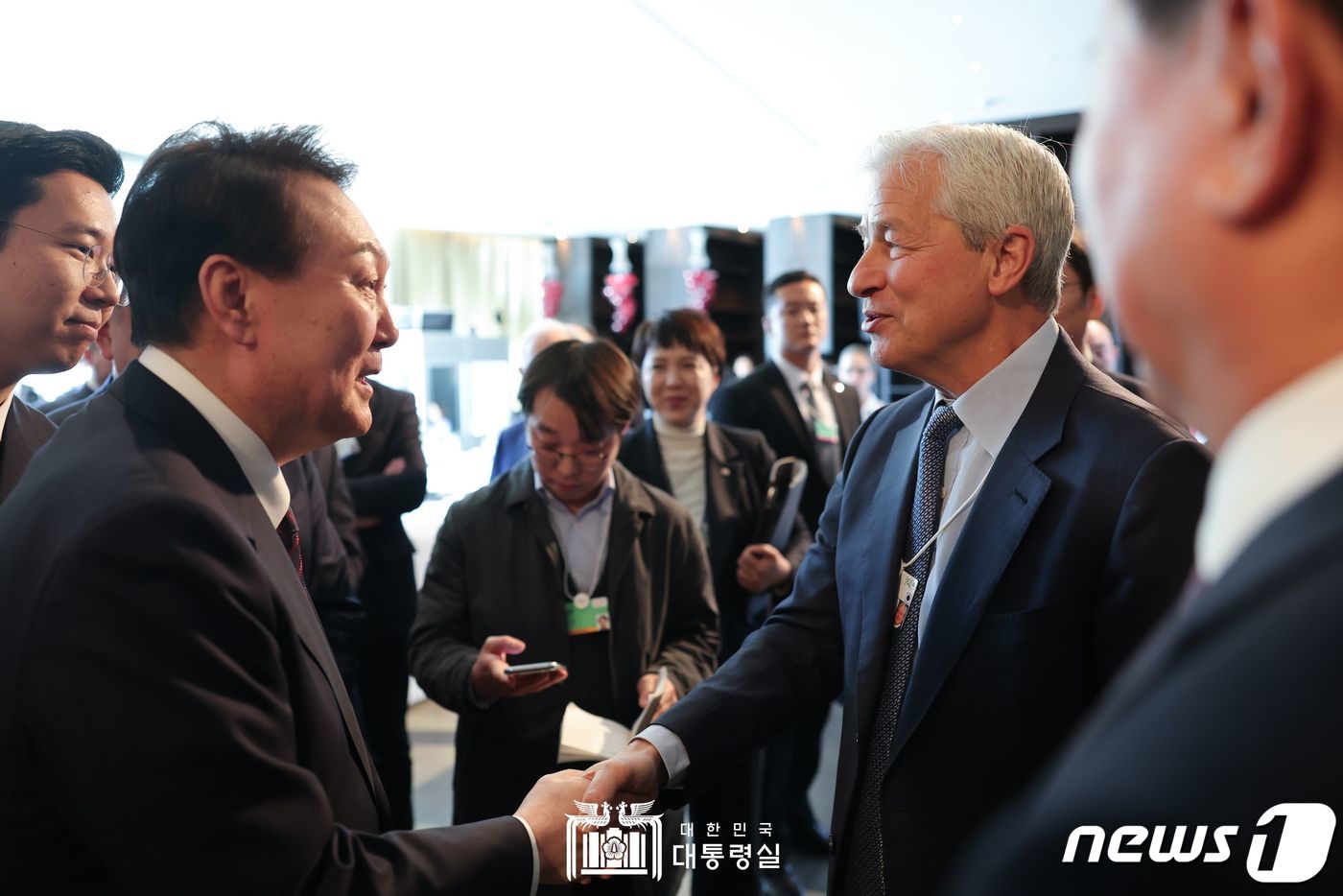 제이미 다이먼 JP모건 CEO와 악수하는 윤 대통령 - 뉴스1
