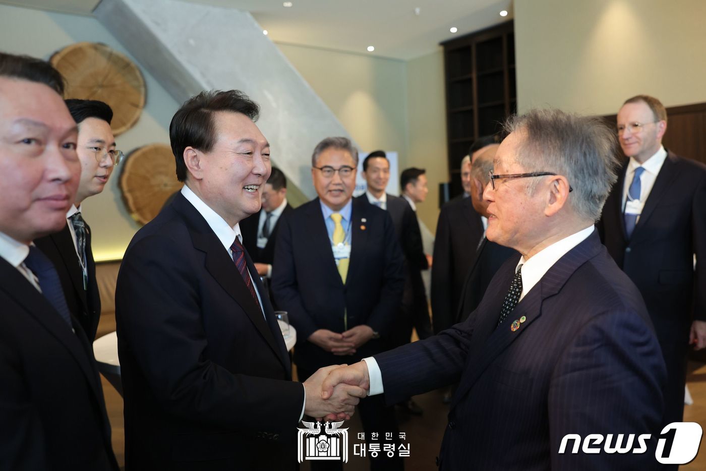 (서울=뉴스1) 안은나 기자 = 윤석열 대통령이 18일 오후(현지시간) 스위스 다보스의 한 호텔에서 글로벌 CEO들과의 오찬 간담회에 앞서 토시아키 히가시하라(Toshiaki Hi …