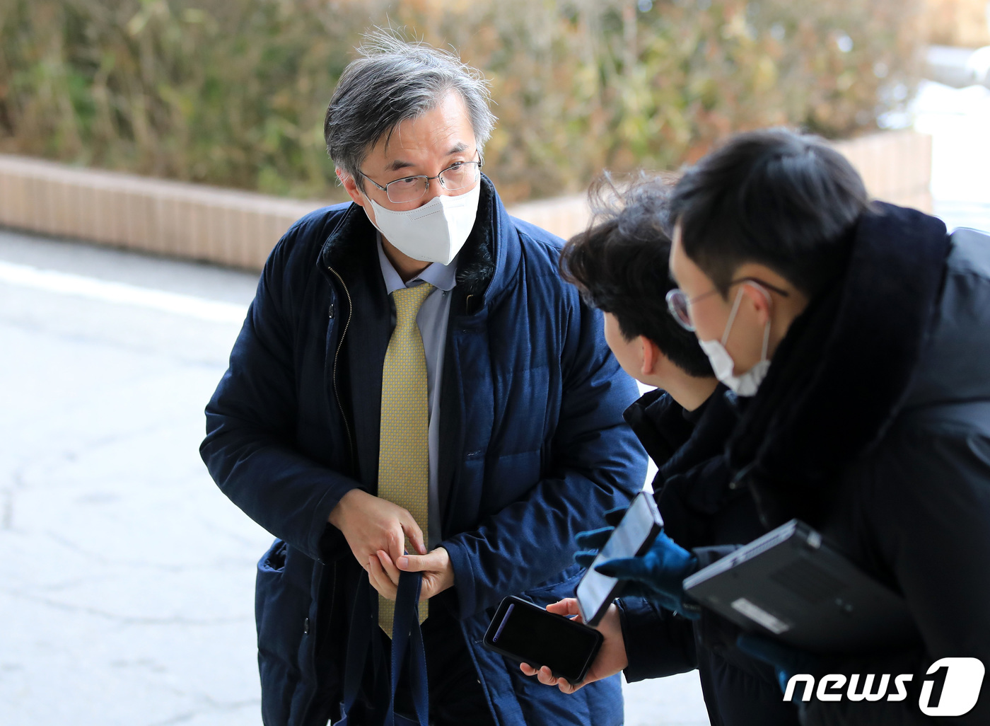 (과천=뉴스1) 구윤성 기자 = 이주원 고려대 로스쿨 교수가 19일 오후 상반기 정기인사를 논의하기 위한 검찰인사위원회에 참석하기 위해 경기 과천 법무부 청사로 들어서고 있다. 2 …