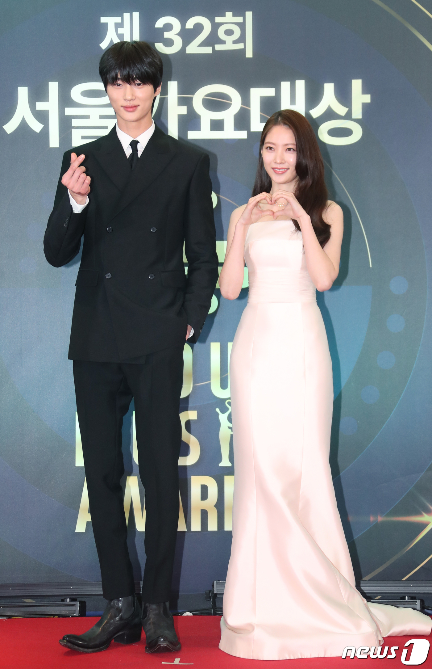 (서울=뉴스1) 권현진 기자 = 배우 변우석과 공승연(오른쪽)이 19일 오후 서울 송파구 올림릭공원 케이스포돔에서 열린 ‘제32회 서울가요대상’ 레드카펫 행사에서 포즈를 취하고 있 …