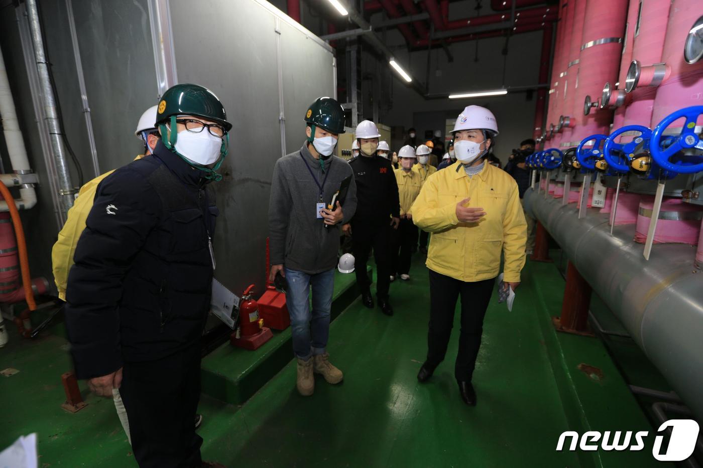 본문 이미지 -  시설물 시찰하는 신계용 과천시장 /News1(과천시 제공)