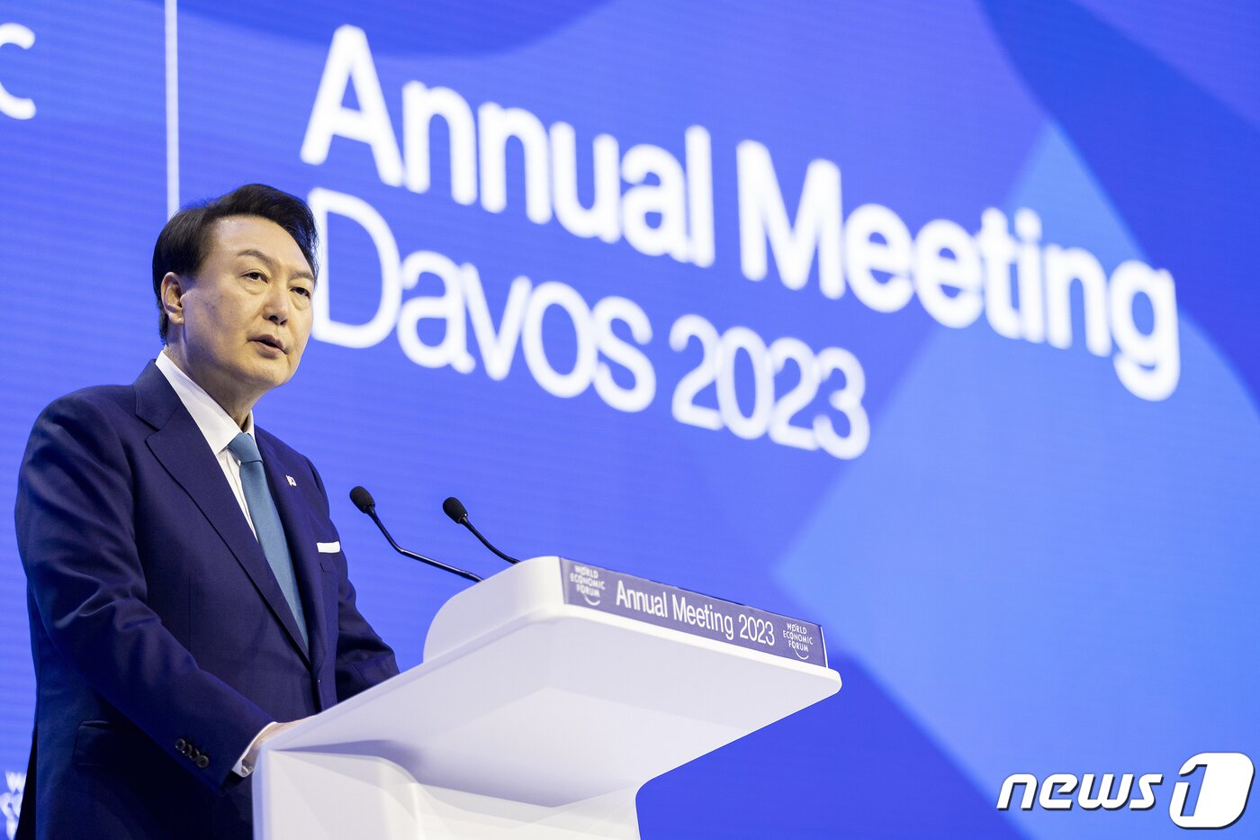 본문 이미지 - 윤석열 대통령이 19일 오전&#40;현지시간&#41; 스위스 다보스에서 열린 2023년 세계경제포럼&#40;World Economic Forum, 다보스포럼&#41; 연차총회에서 특별연설을 하고 있다. &#40;WEF 제공&#41; 2023.1.19/뉴스1 ⓒ News1 안은나 기자