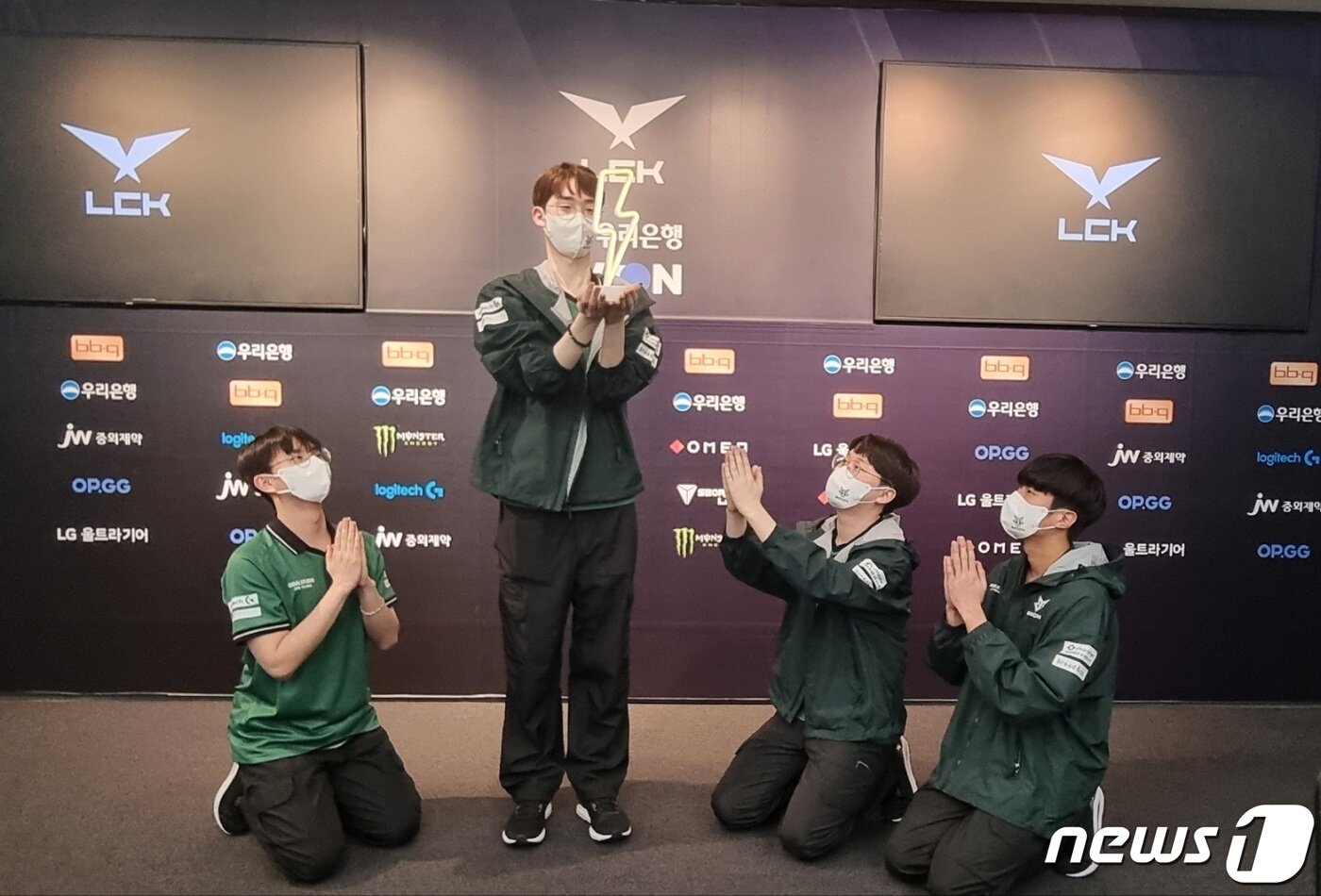 본문 이미지 - 경기가 끝난 이후 포즈를 취하고 있는 브리온 선수들. 이날 '에포트(이상호)' 선수는 코로나19 확진으로 롤파크 현장을찾지 못했다. (박소은 기자)