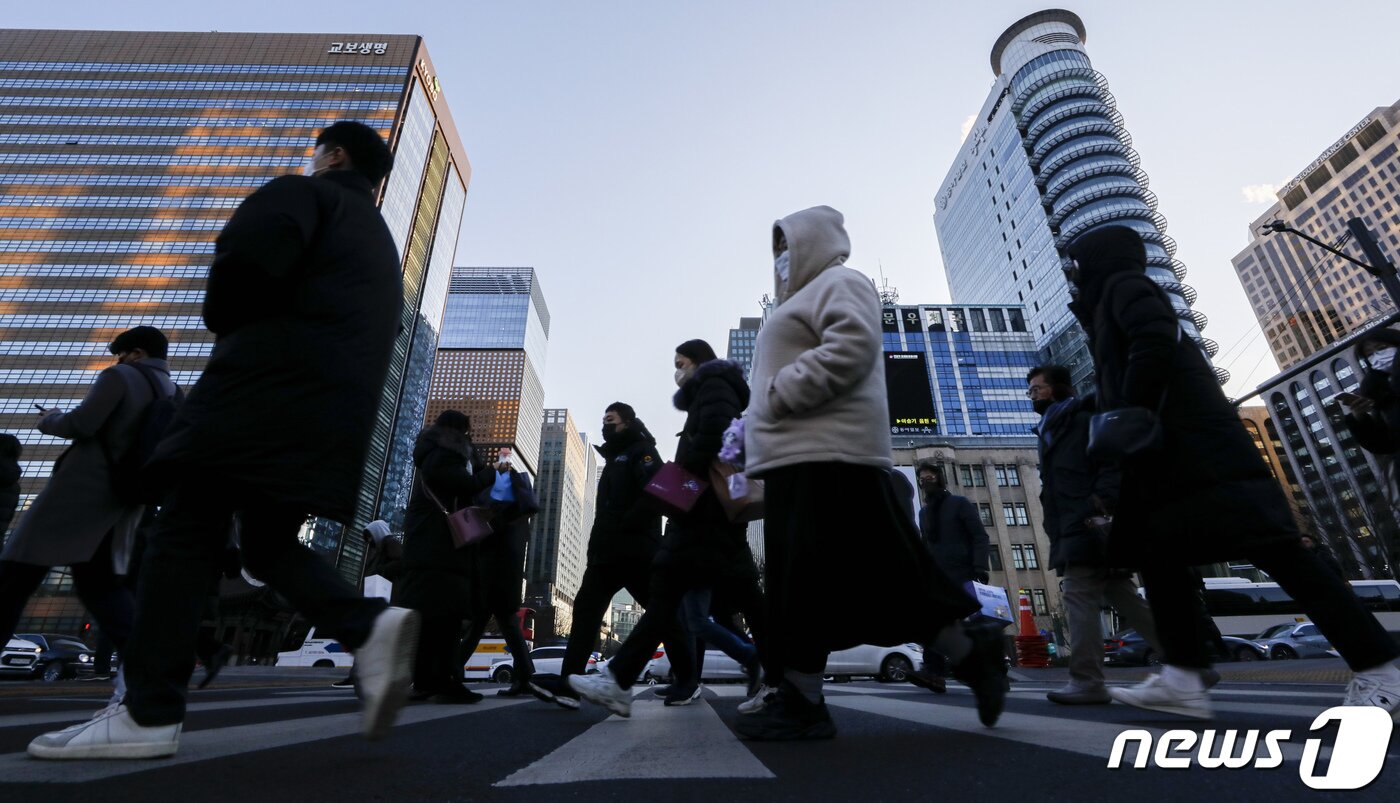 본문 이미지 - 서울 광화문네거리 인근에서 시민들이 출근길 발걸음을 옮기고 있다. 2023.1.2/뉴스1 ⓒ News1 김도우 기자