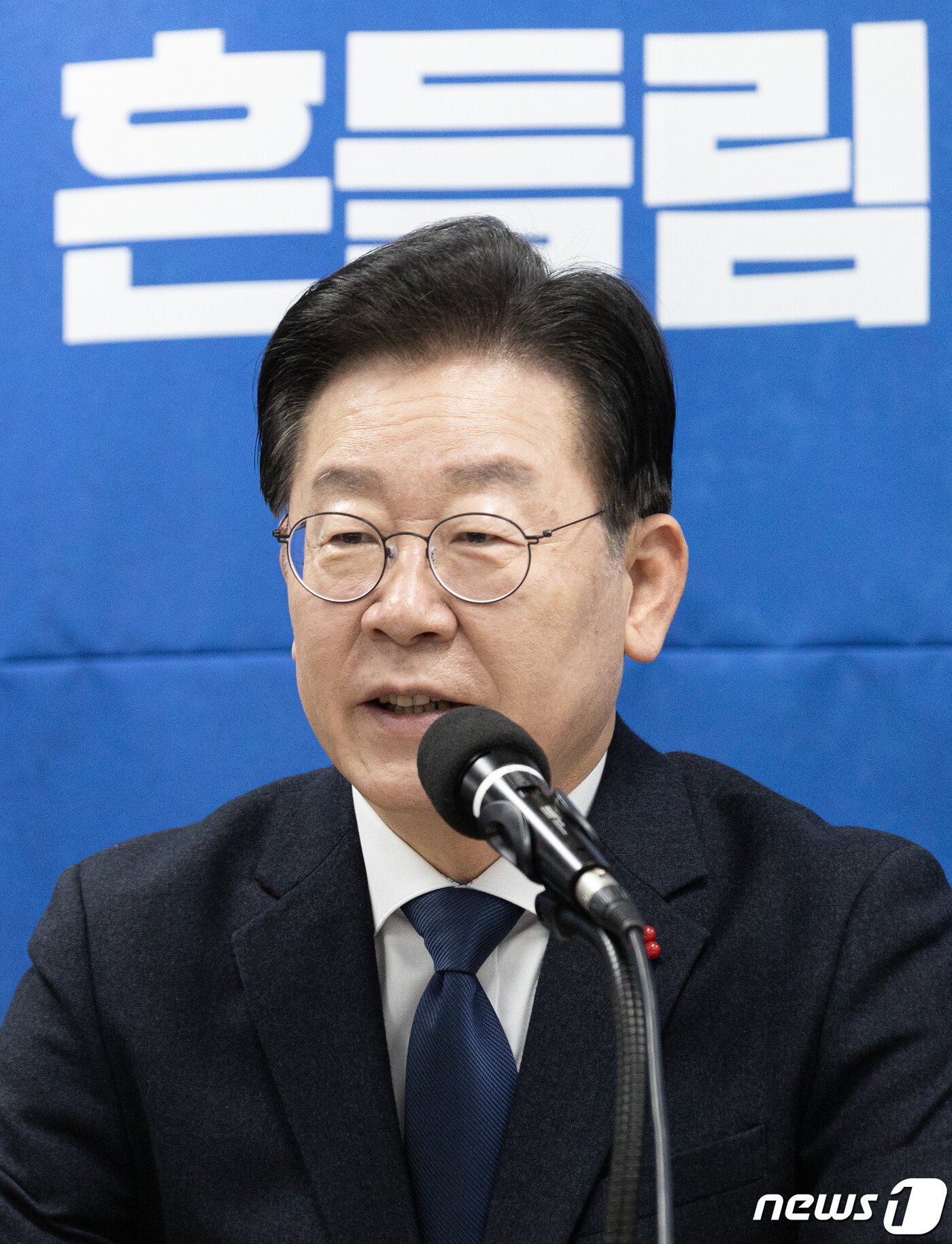본문 이미지 - 이재명 더불어민주당 대표가 2일 오전 부산 연제구 더불어민주당 부산시당에서 열린 부산 현장 최고위원회의에서 발언을 하고 있다. 2023.1.2/뉴스1 ⓒ News1 이재명 기자