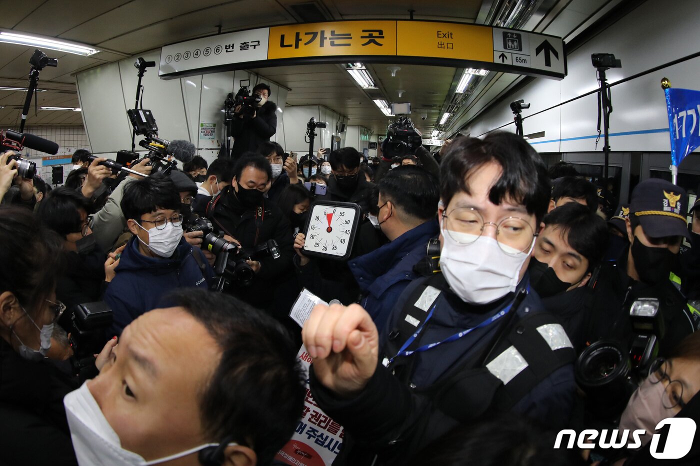 본문 이미지 - 전국장애인차별철폐연대(전장연) 회원들이 2일 오전 서울 삼각지역에서 장애인 권리 예산 확보를 위한 지하철 타기 선전전에 나섰으나 승차를 저지당하고 있다.  2023.1.2/뉴스1 ⓒ News1 이동해 기자